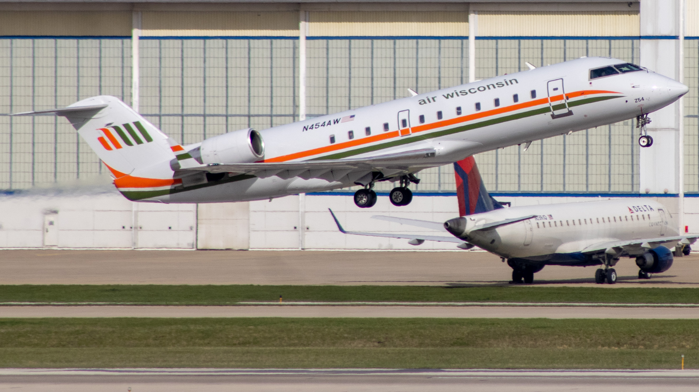 Full size: United Express Mitsubishi CRJ-200 N454AW at Indianapolis International Airport
