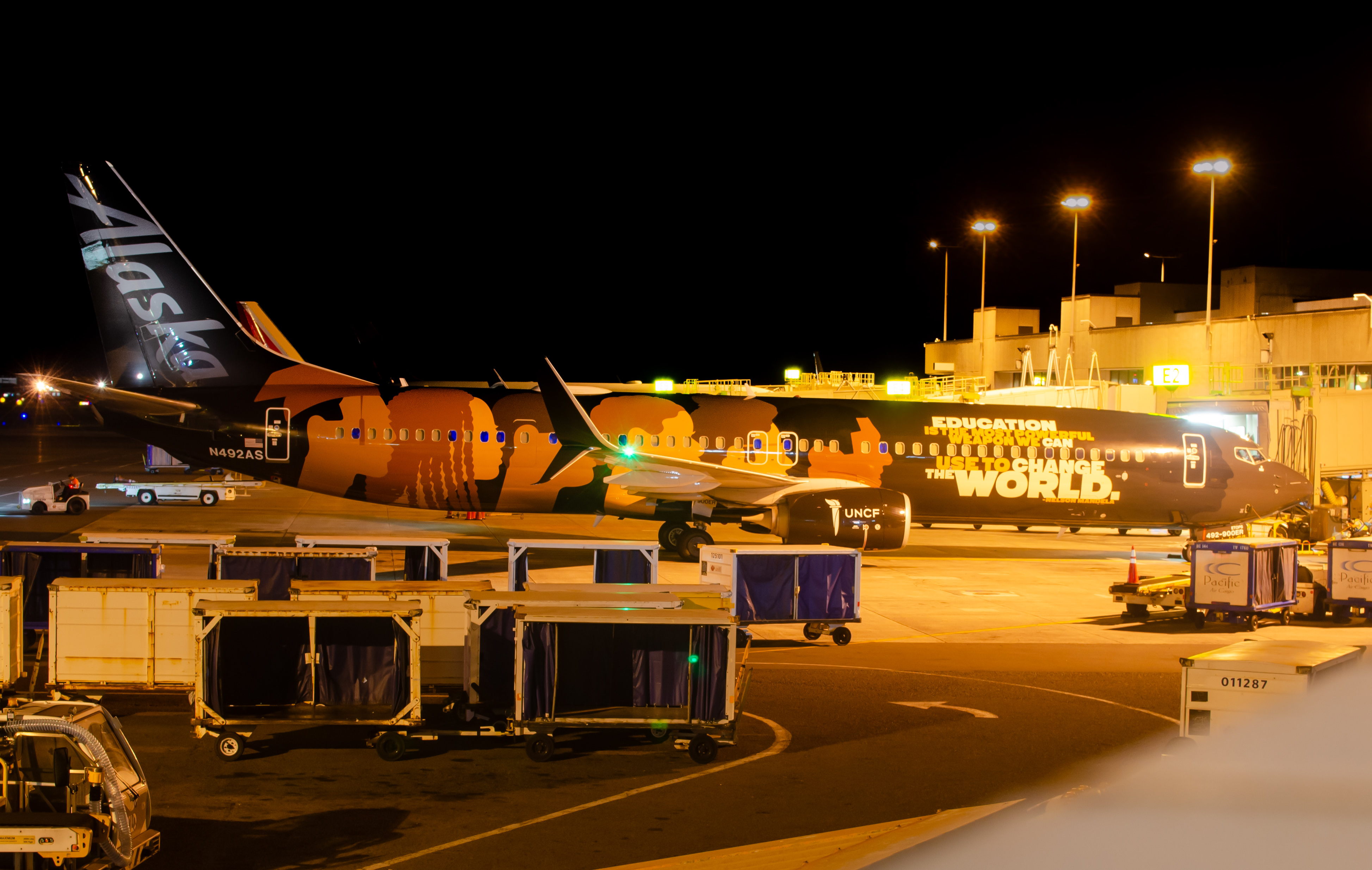 Full size: Alaska Airlines Boeing 737-900ER N492AS at Daniel K Inouye International Airport