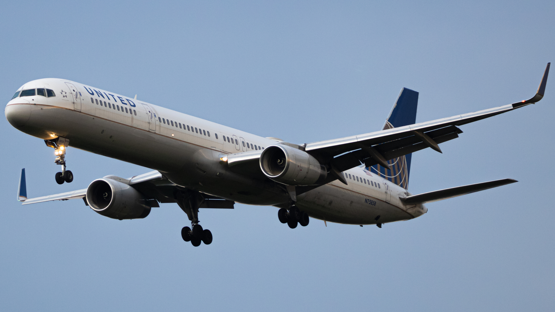 Full size: United Airlines Boeing 757-300 N75858 at Washington Dulles International Airport