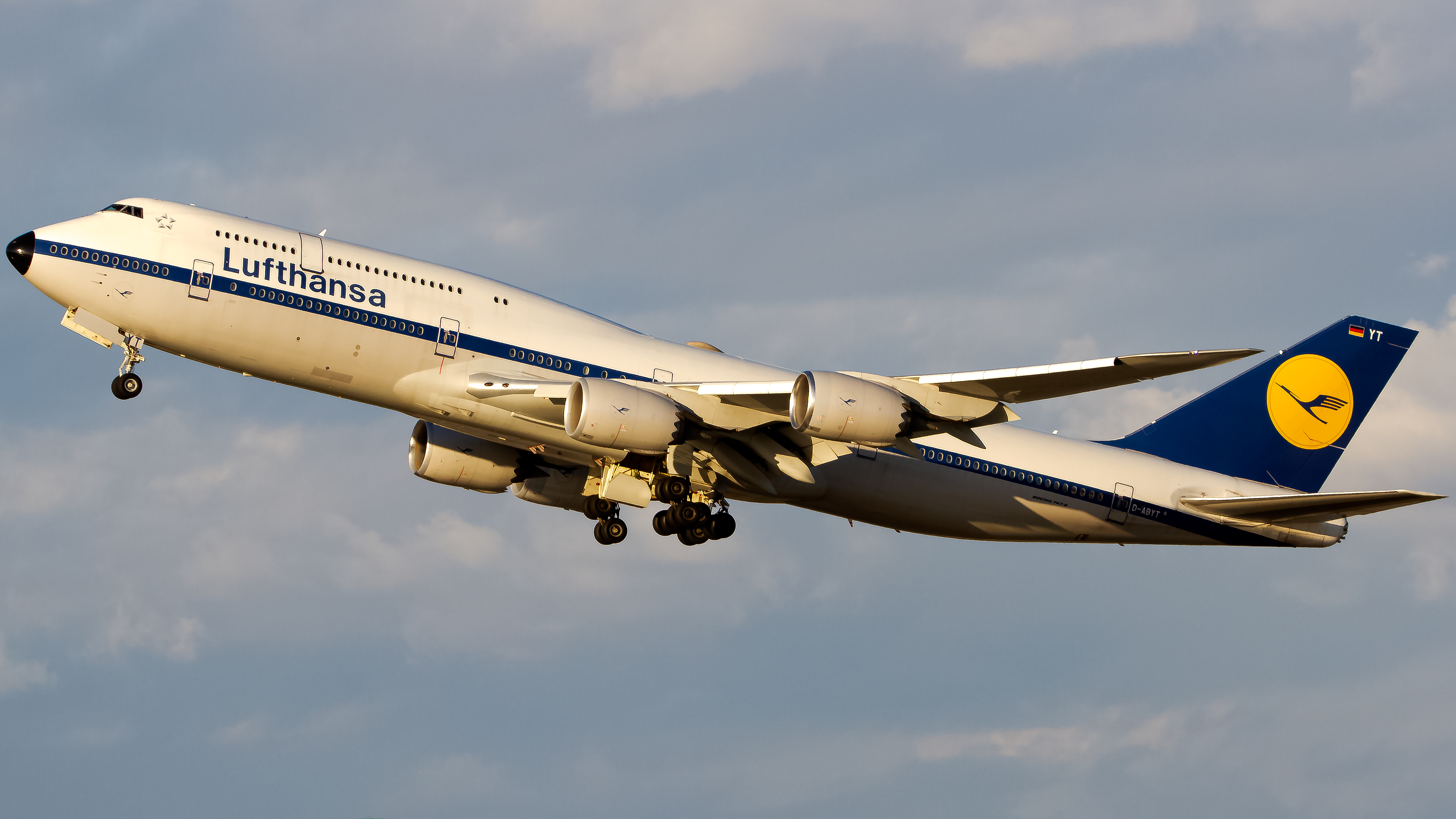 Full size: Lufthansa Boeing 747-8i D-ABYT at Los Angeles International Airport