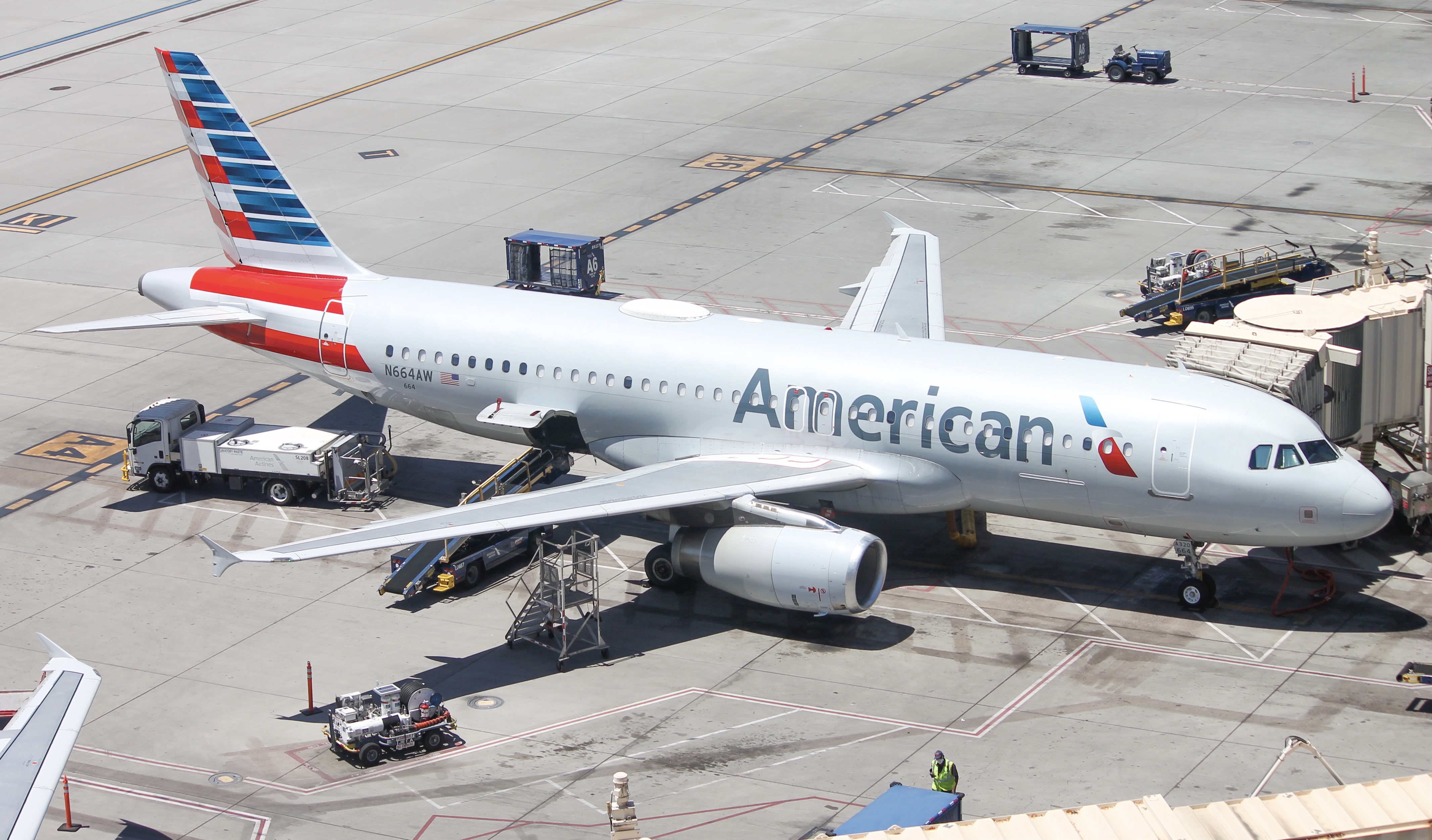 Full size: American Airlines Airbus A320 N664AW at Phoenix Sky Harbor International Airport
