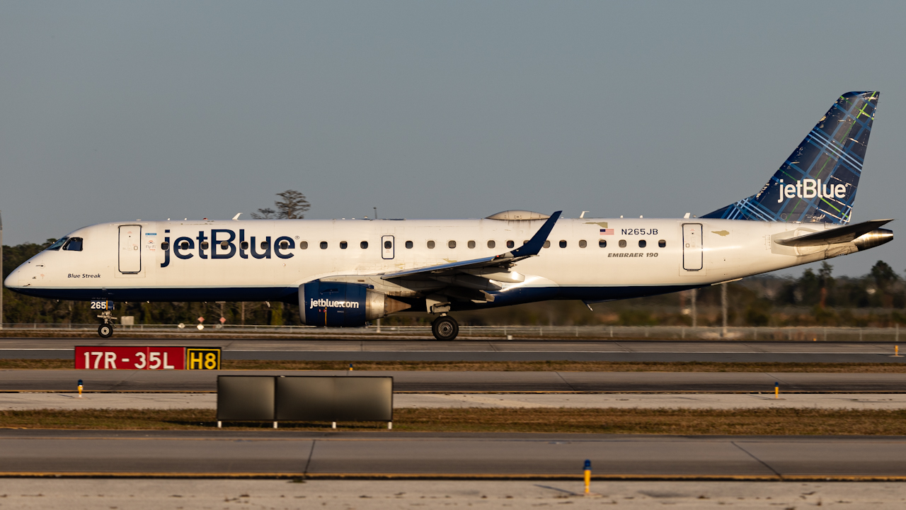 Full size: JetBlue Airways Embraer E190 N265JB at Orlando International Airport