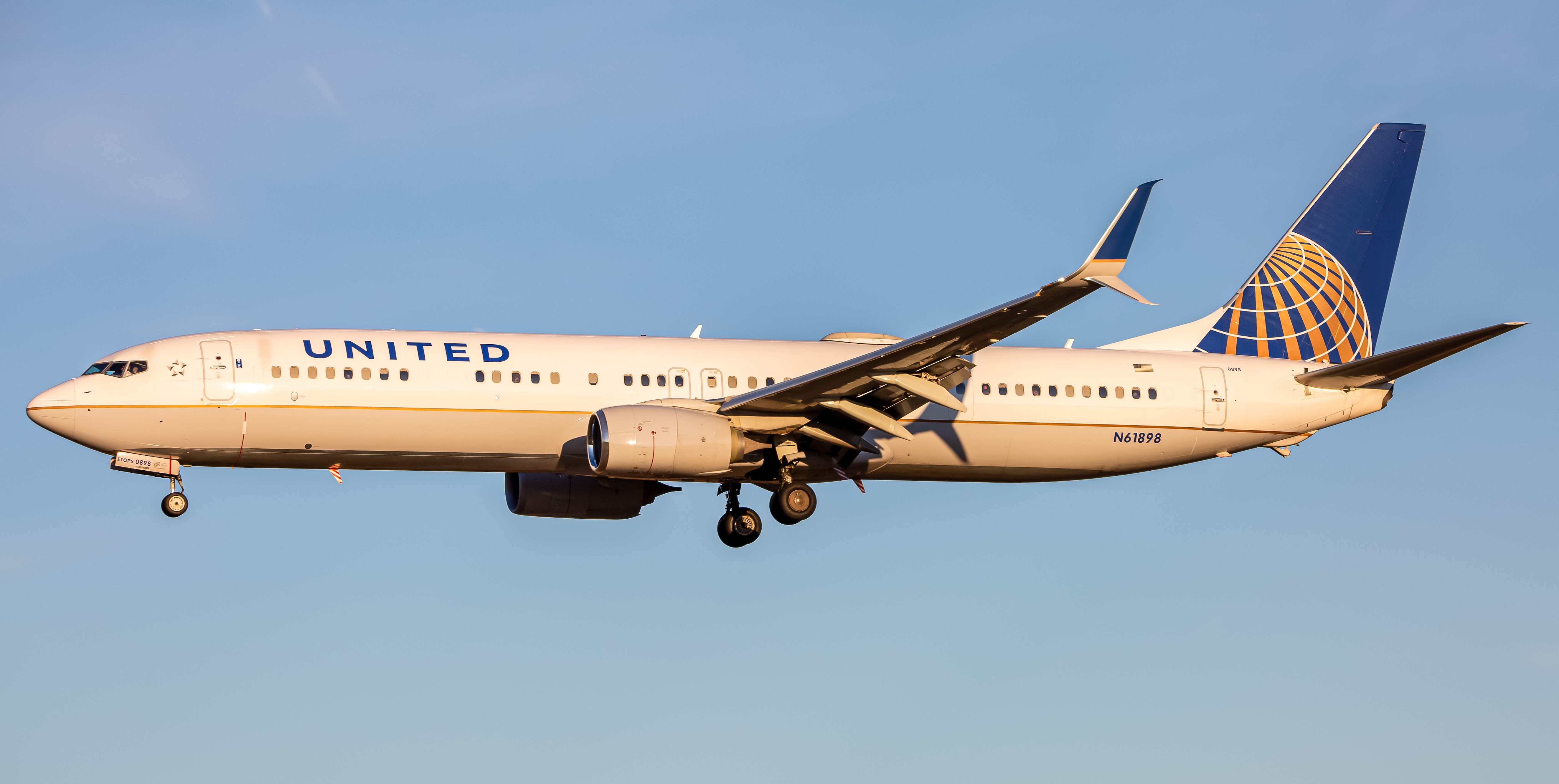Full size: United Airlines Boeing 737-900 N61898 at Baltimore/Washington International Thurgood Marshall Airport