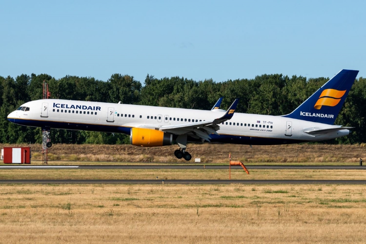 Full size: Icelandair Boeing 757-200 TF-FIV at Portland International Airport