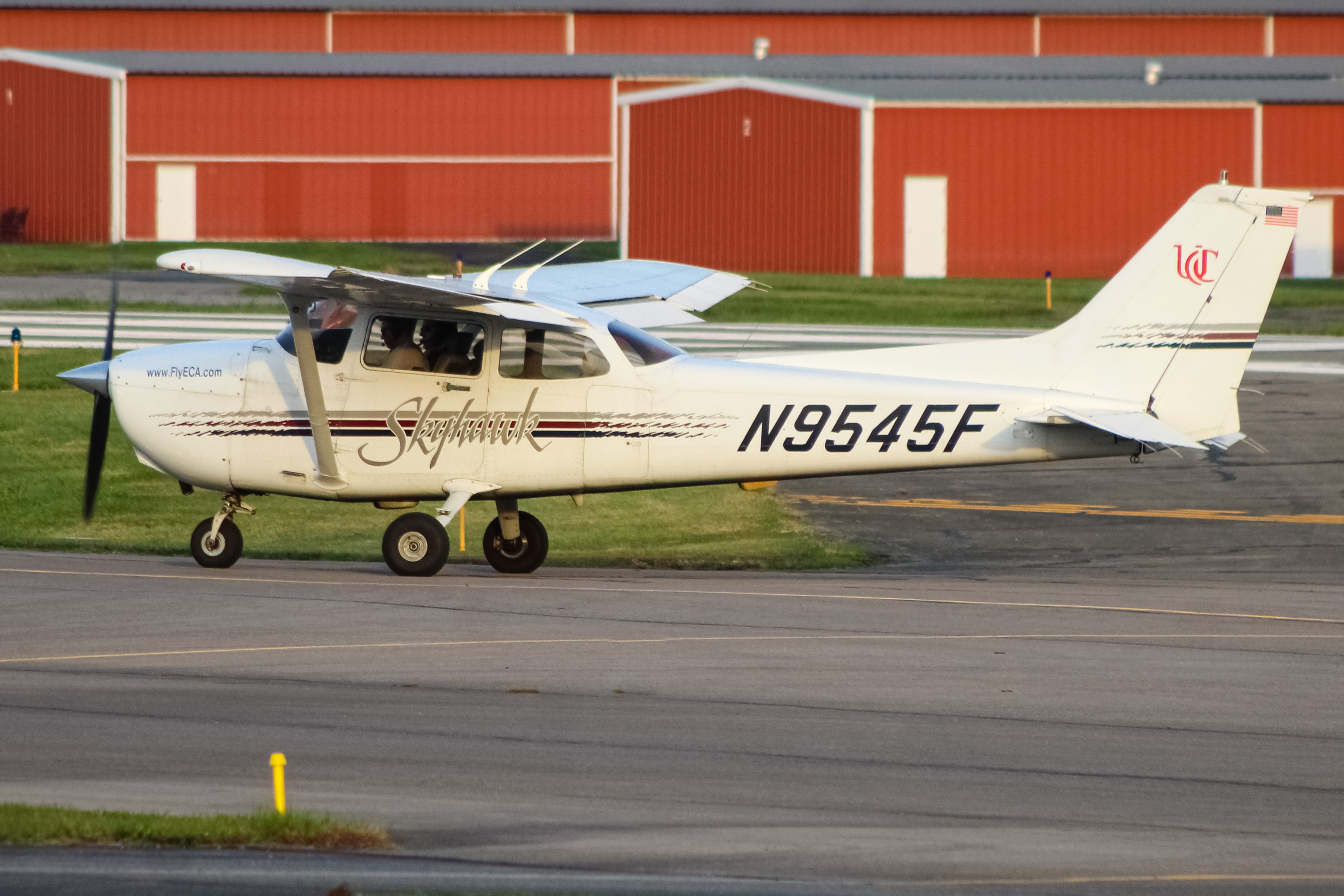 Full size: PRIVATE  Cessna 172 N9545F at Clermont County Airport