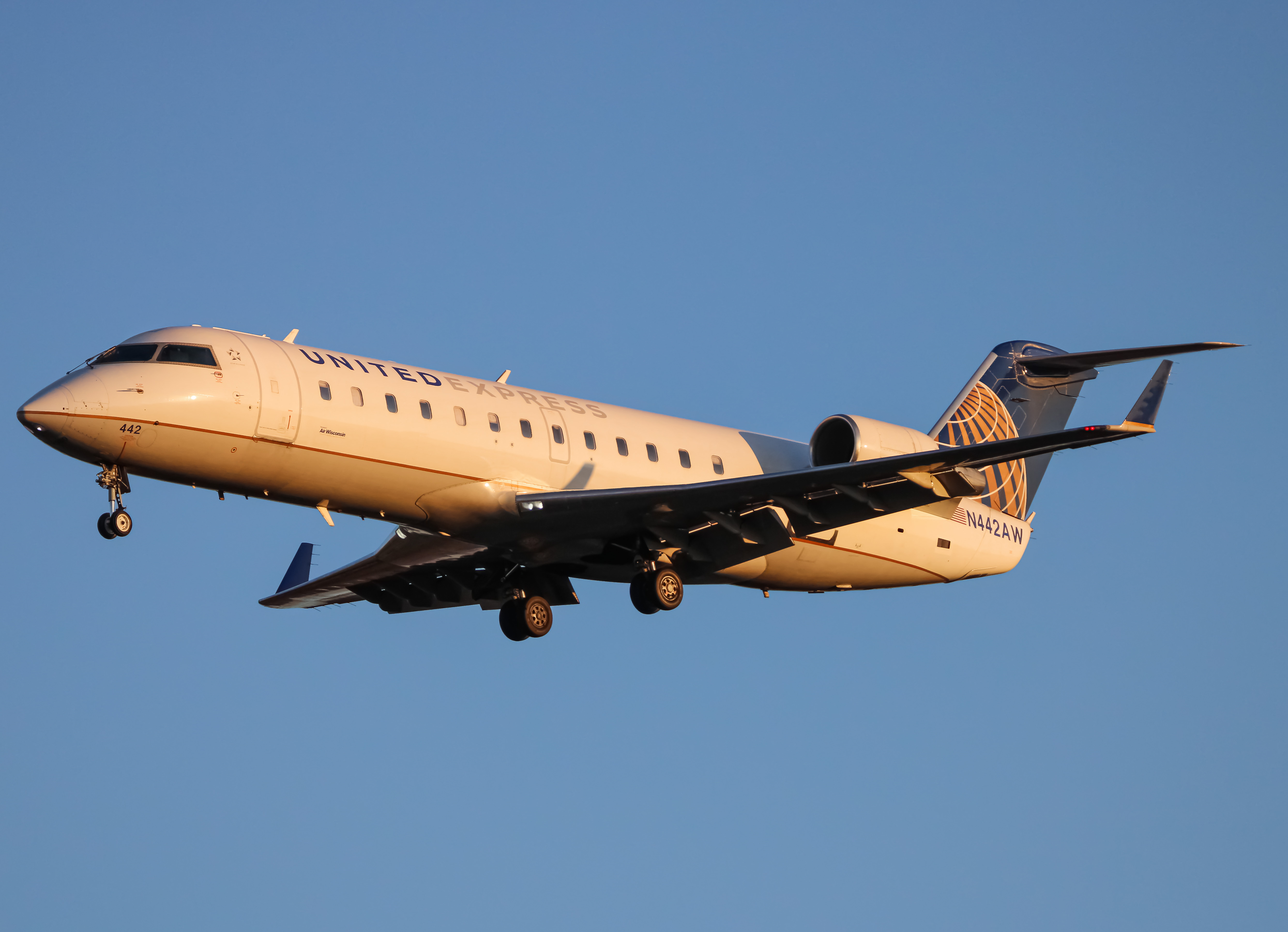 Full size: United Express Mitsubishi CRJ-200 N442AW at Washington Dulles International Airport