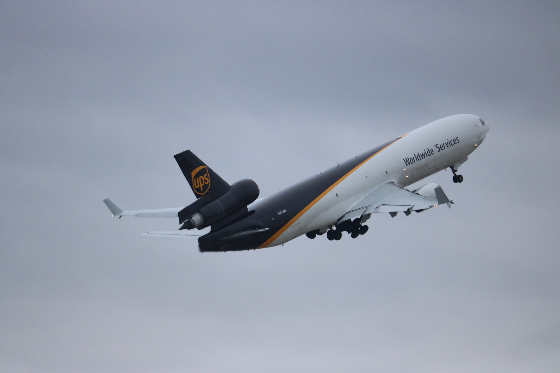 Full size: United Parcel Service McDonnell Douglas MD-11F N2542UP at Louisville Muhammad Ali International Airport