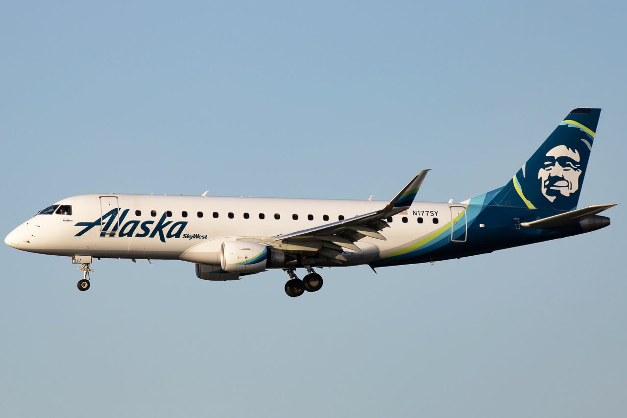 Full size: Alaska Airlines Embraer E175 N177SY at San Diego International Airport