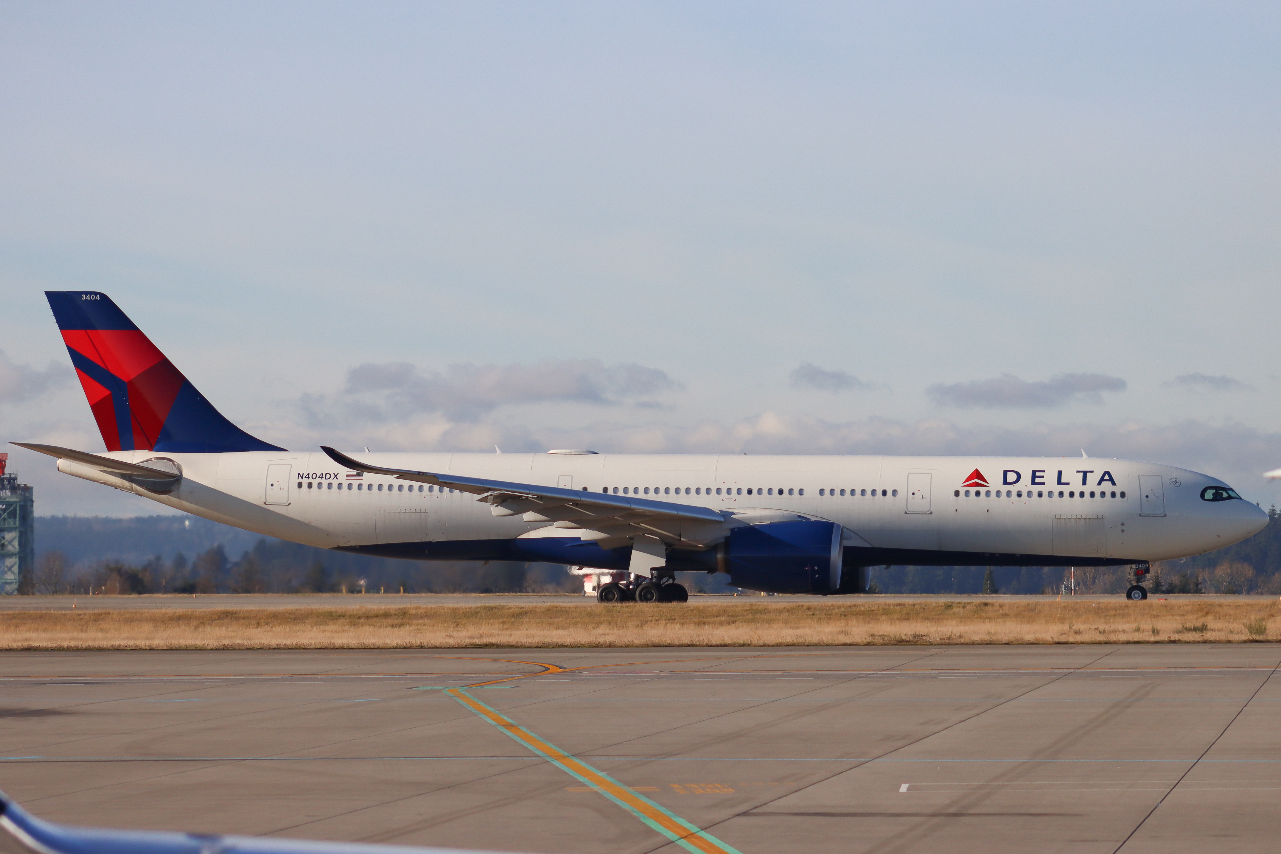 Full size: Delta Air Lines Airbus A330-900 N404DX at Seattle-Tacoma International Airport