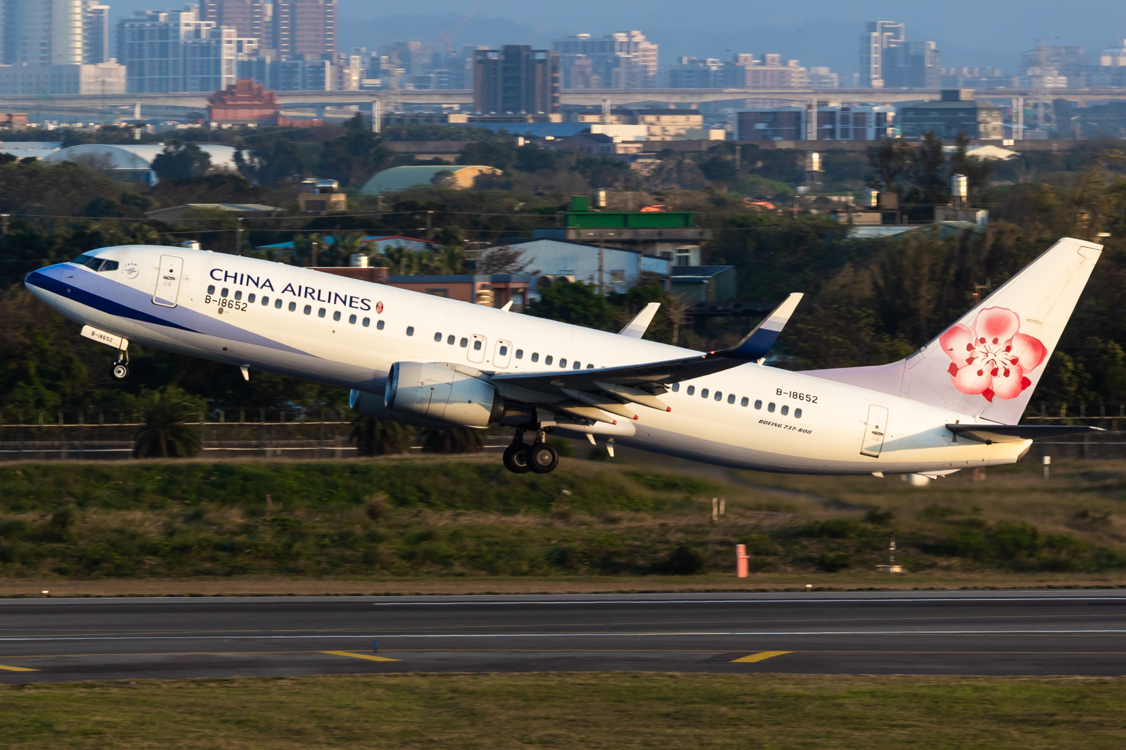 Full size: China Airlines Boeing 737-800 B-18652 at Taiwan Taoyuan International Airport