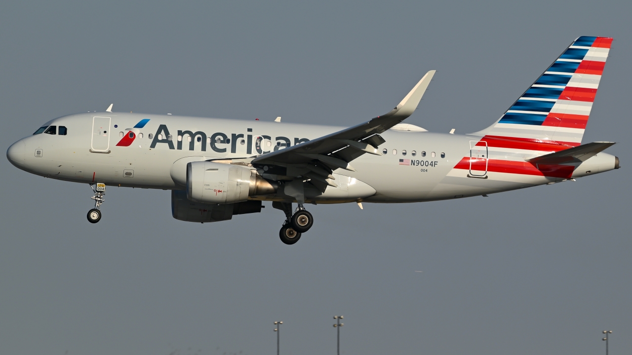 Full size: American Airlines Airbus A319 N9004F at Dallas-Fort Worth International Airport