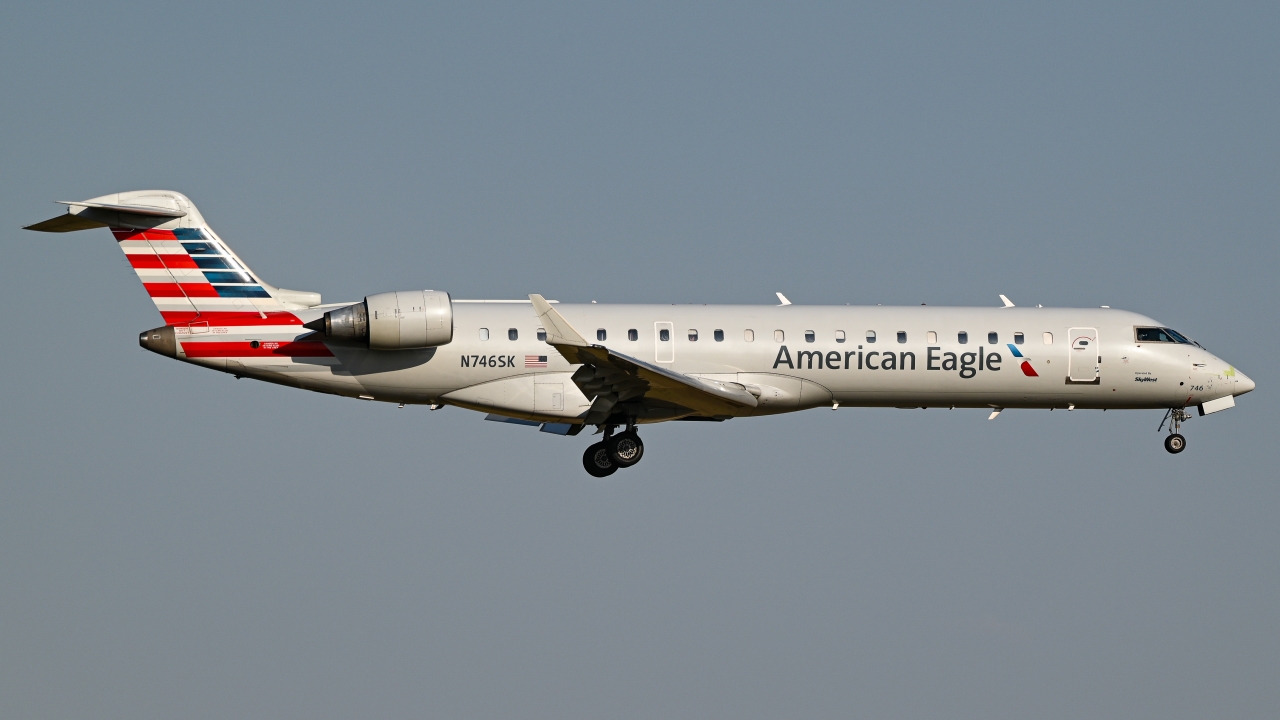 Full size: American Eagle Mitsubishi CRJ-700 N746SK at Dallas-Fort Worth International Airport
