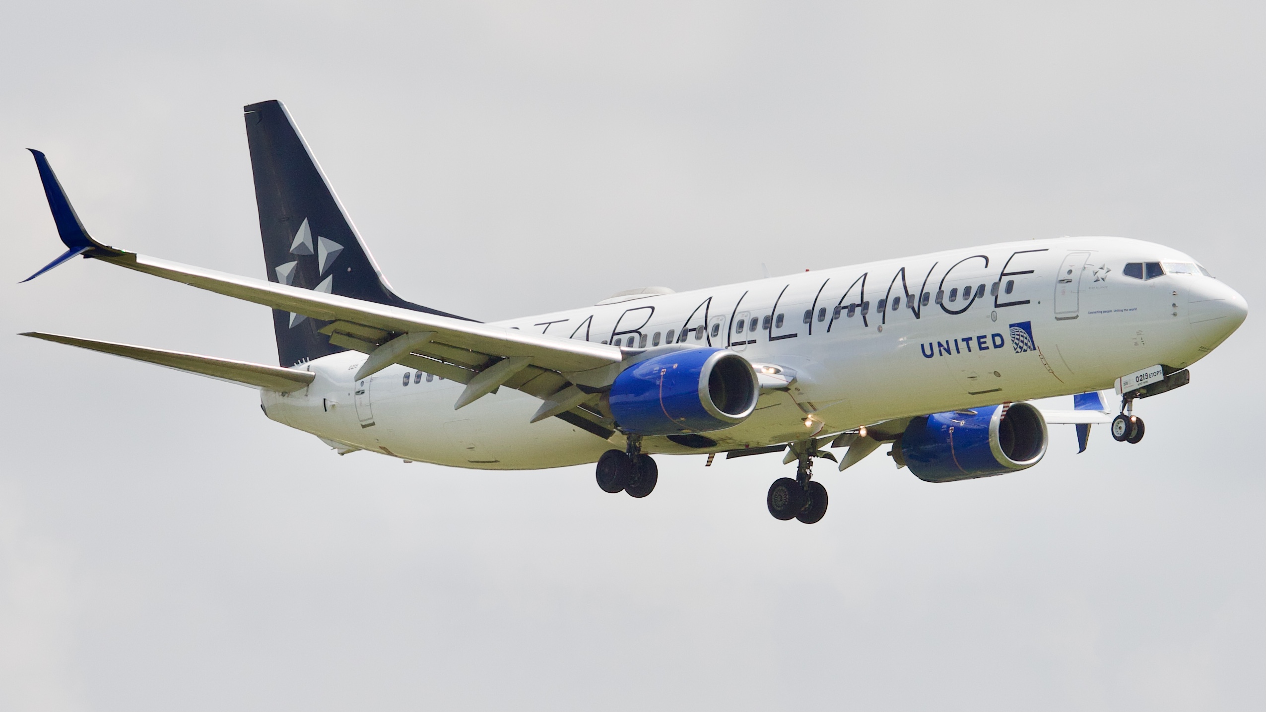 Full size: United Airlines Boeing 737-800 N14219 at Houston-George Bush Intercontinental Airport