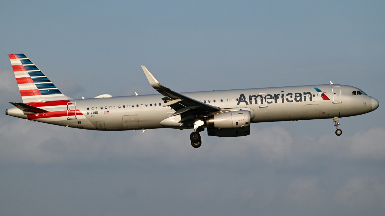 Full size: American Airlines Airbus A321-200 N141NN at Dallas-Fort Worth International Airport