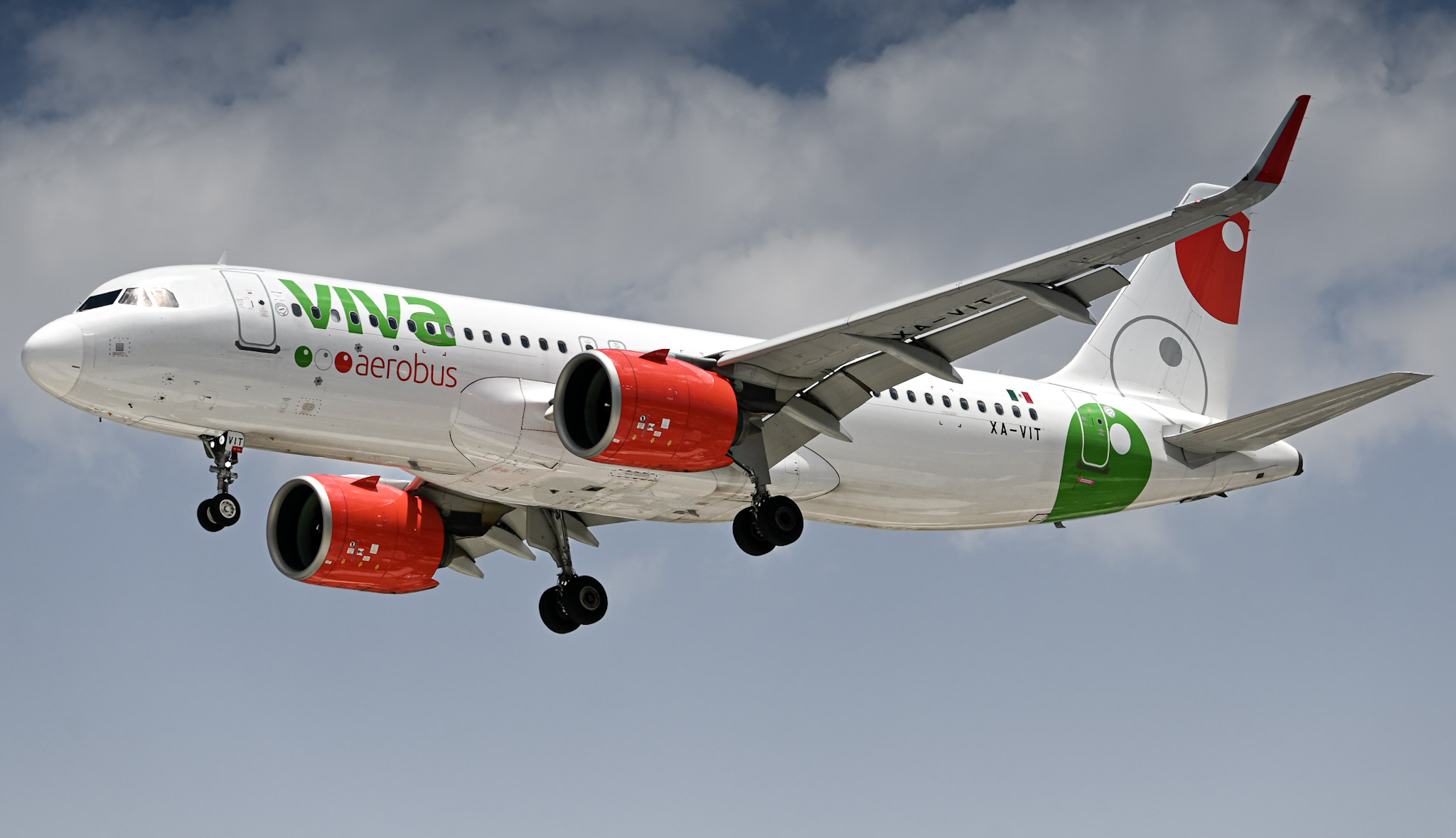 Full size: VivaAerobus Airbus A320NEO XA-VIT at Mexico City International Airport