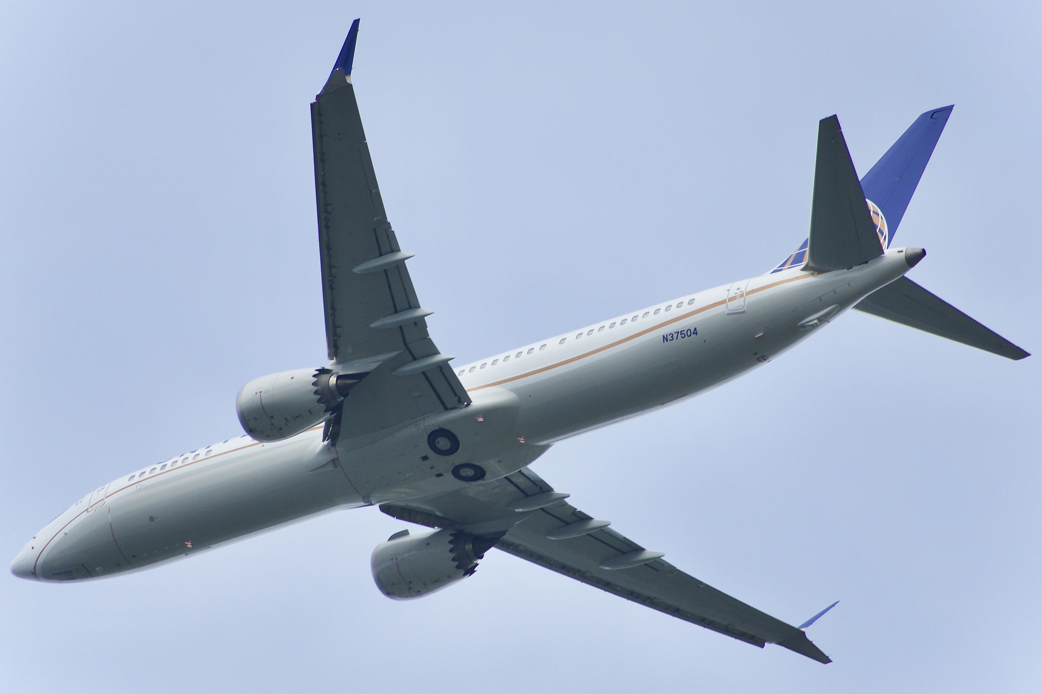 Full size: United Airlines Boeing 737 MAX 9 N37504 at Orlando International Airport