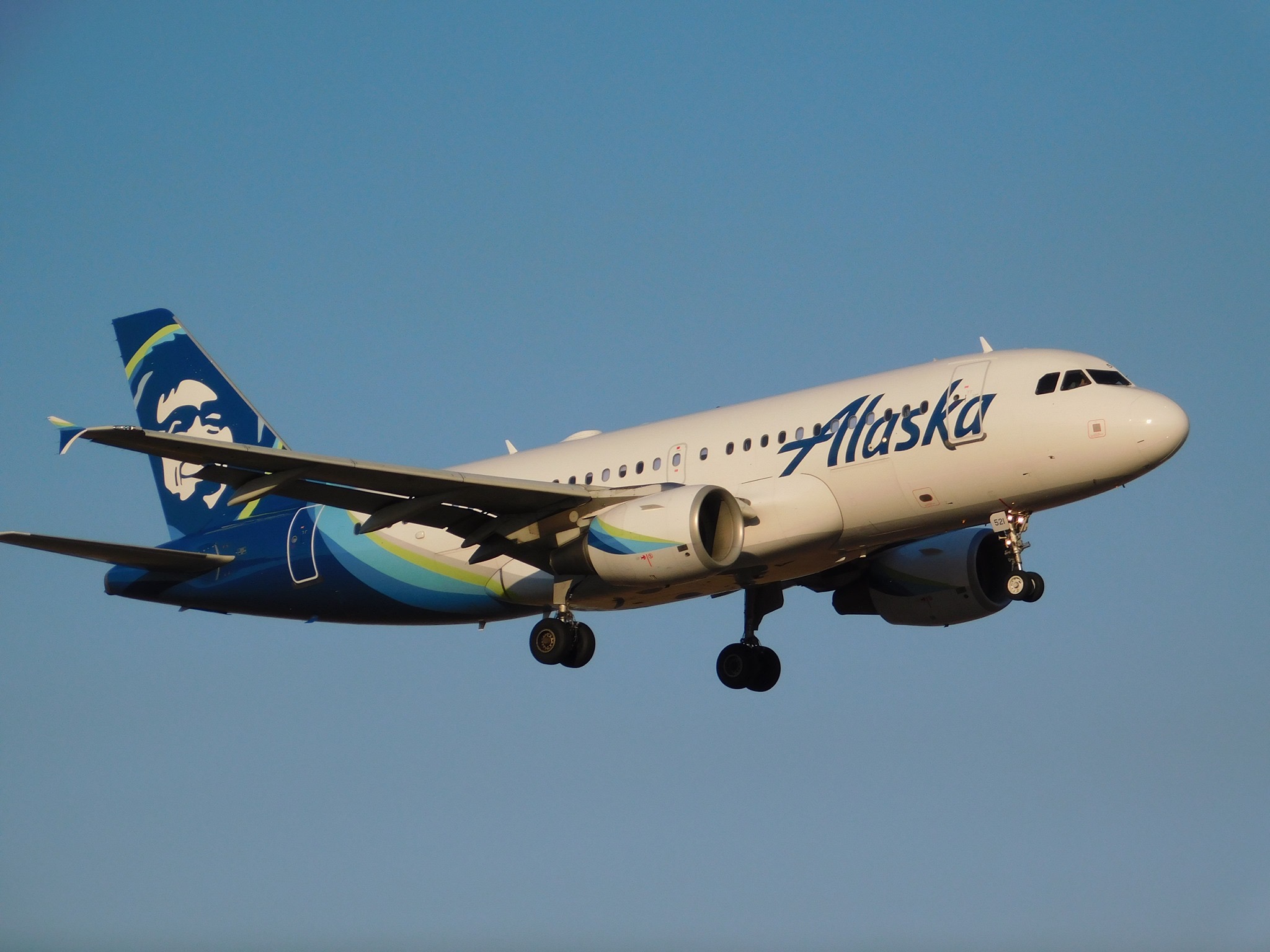 Full size: Alaska Airlines Airbus A319 N521VA at General Mitchell International Airport