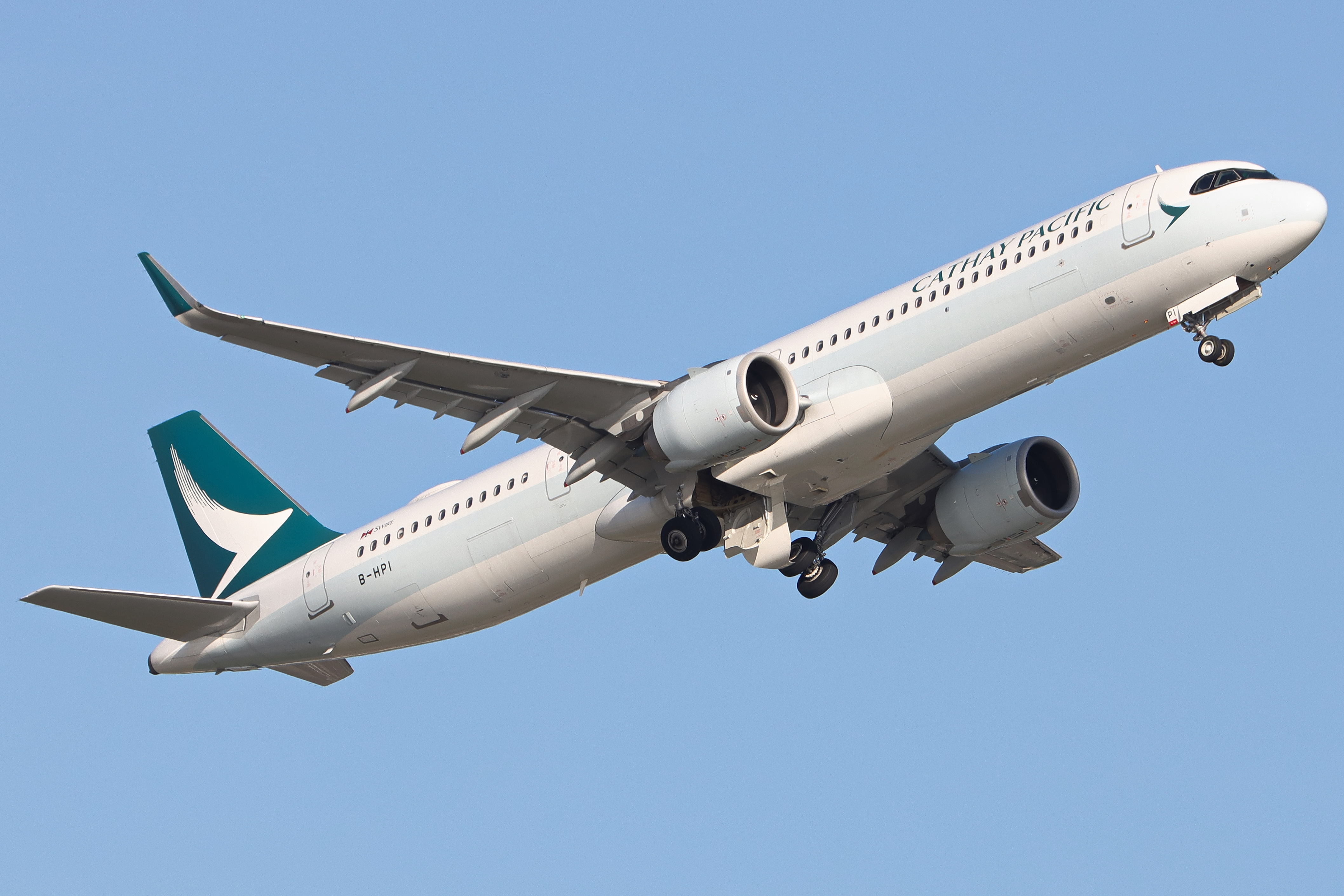 Full size: Cathay Pacific Airbus A321NEO B-HPI at Hong Kong International Airport