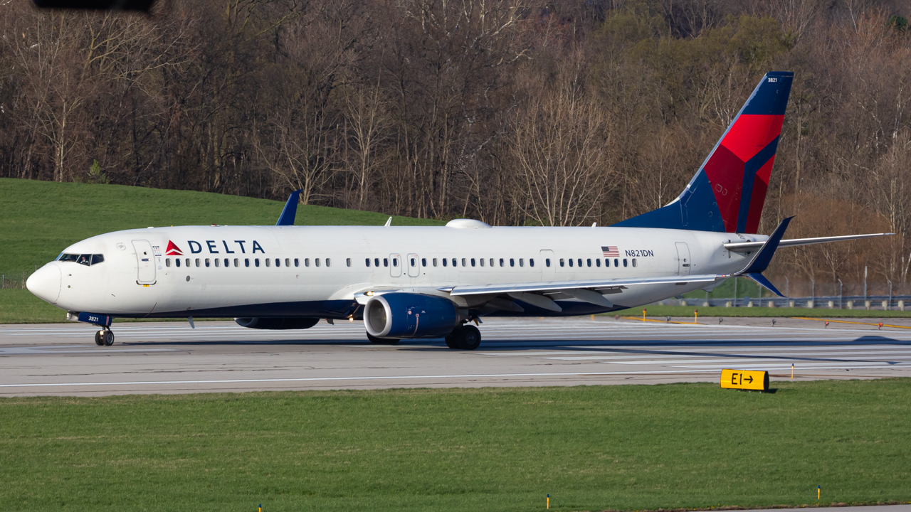 Full size: Delta Airlines Boeing 737-900ER N821DN at John Glenn Columbus International Airport