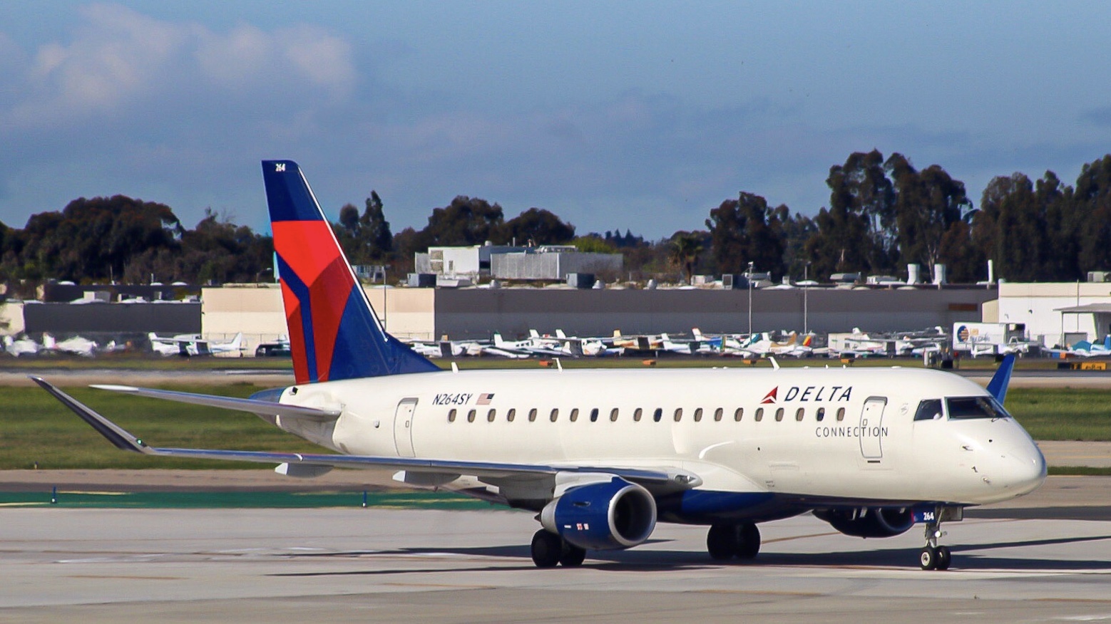 Full size: Delta Airlines Embraer E175 N264SY at John Wayne/Orange County Airport