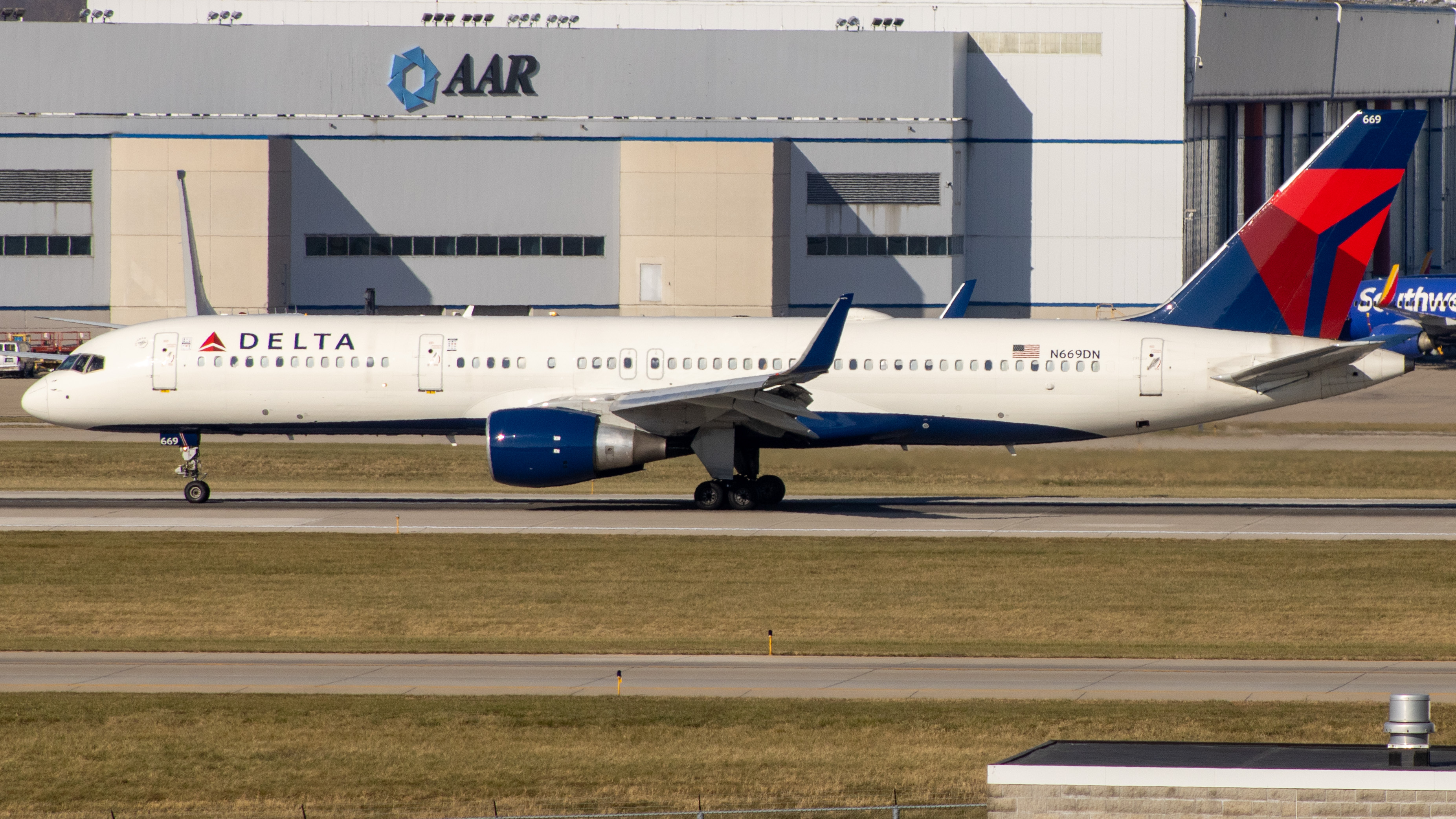 Full size: Delta Airlines Boeing 757-200 N669DN at Indianapolis International Airport