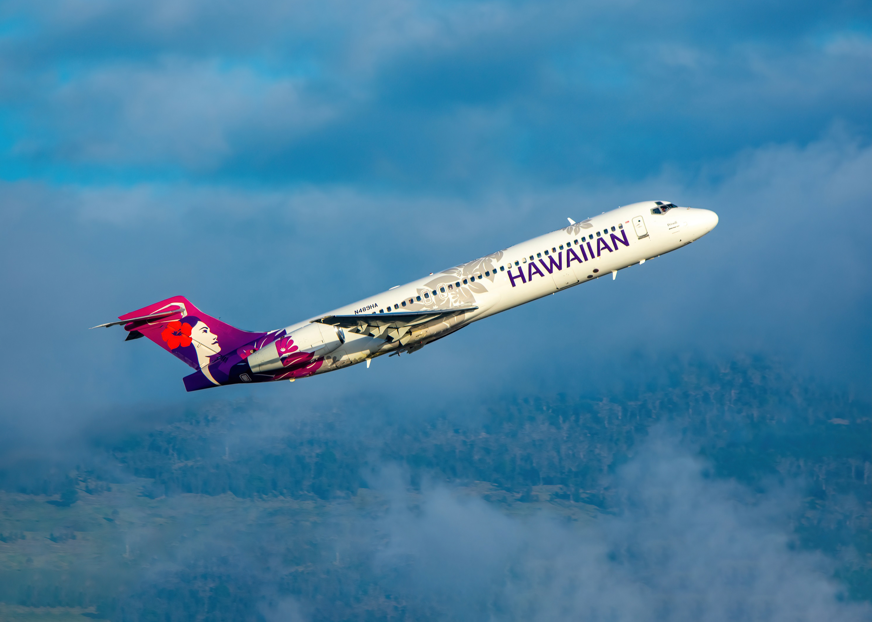 Full size: Hawaiian Airlines Boeing 717-200 N489HA at Kona International Airport