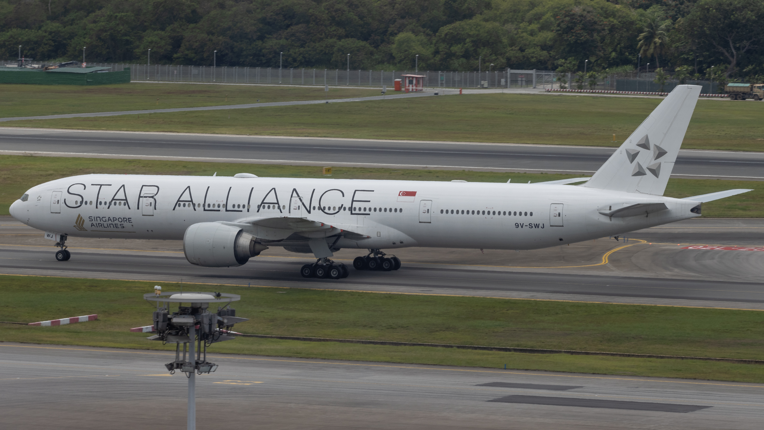 Full size: Singapore Airlines Boeing 777-300ER 9V-SWJ at Singapore-Changi Airport