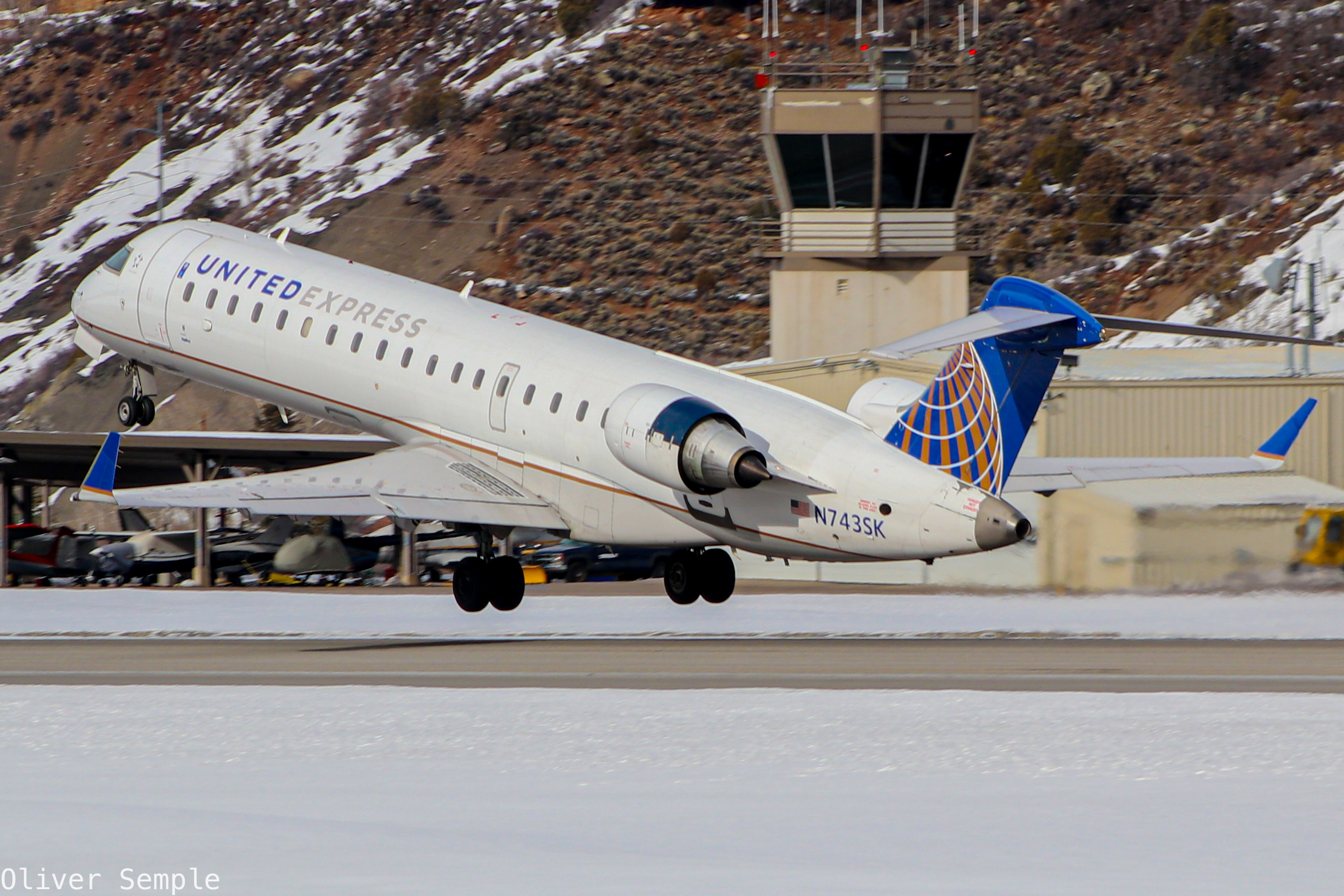 Full size: United Express  Mitsubishi CRJ-200 N743SK at Aspen-Pitkin County Airport/Sardy Field