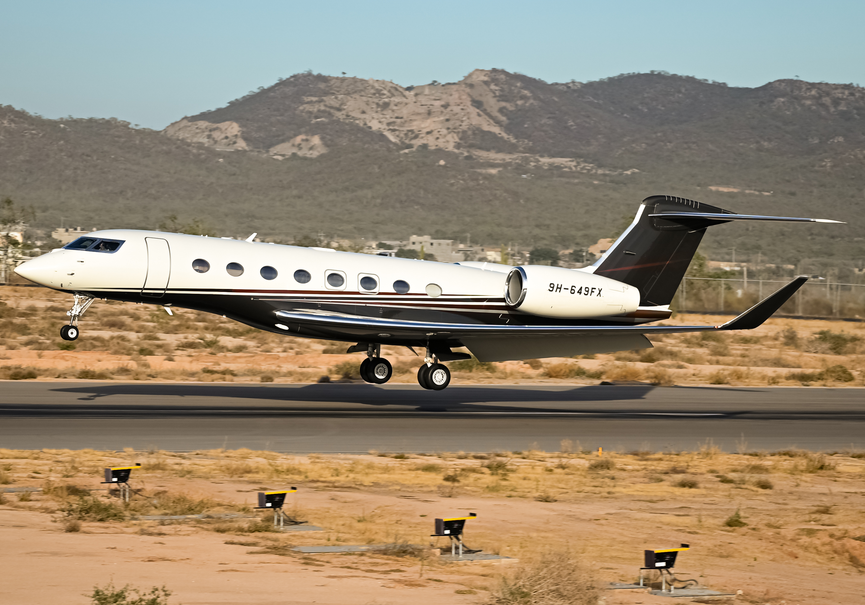 Full size: FlexJet Gulfstream G650 9H-649FX at Aeropuerto de Cabo San Lucas Internacional
