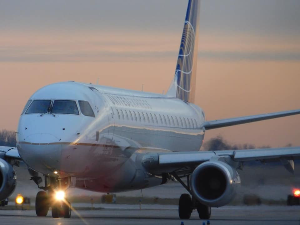 Full size: United Express Embraer E175   at General Mitchell International Airport
