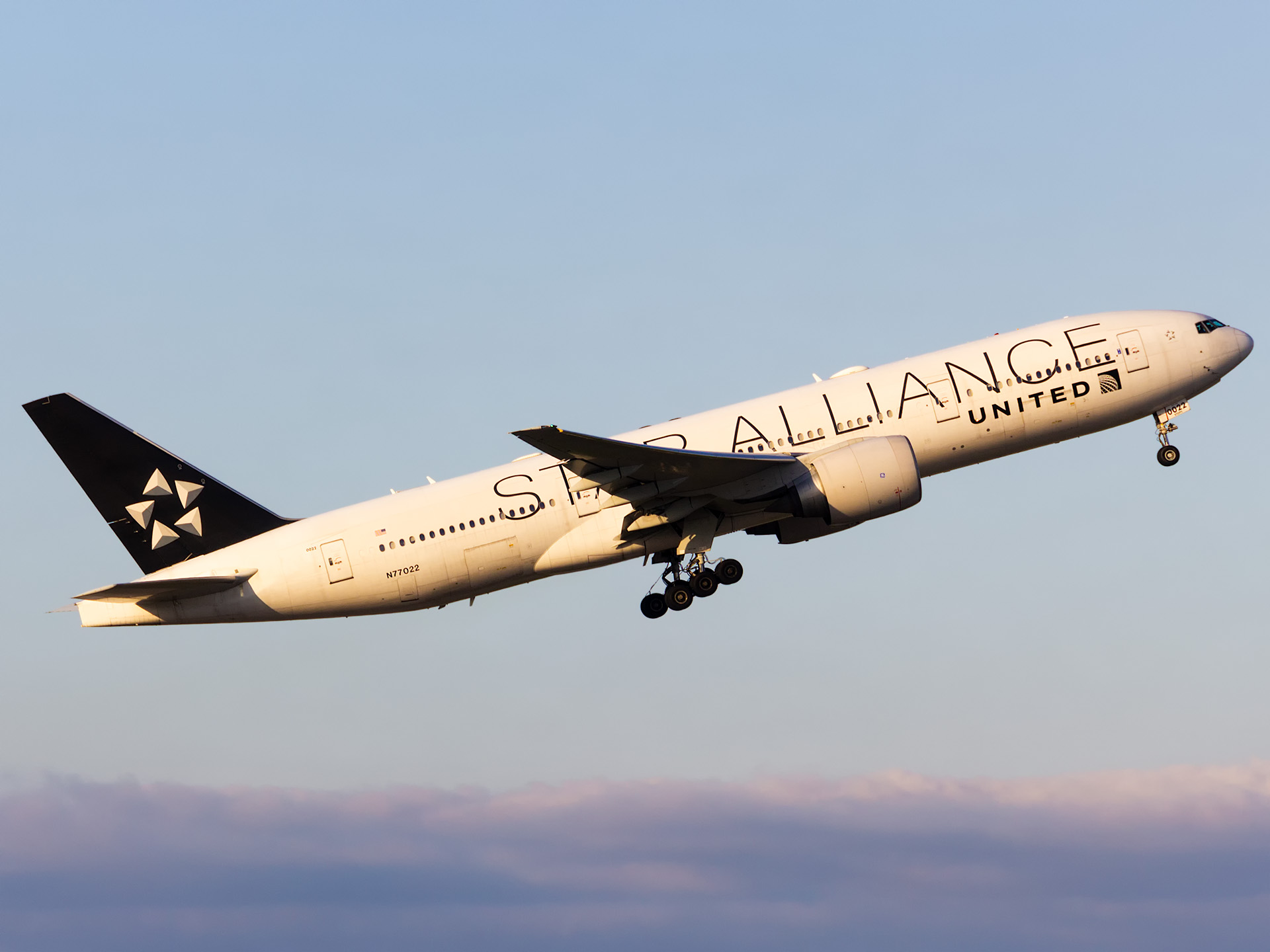 Full size: United Airlines Boeing 777-200ER N77022 at Houston-George Bush Intercontinental Airport