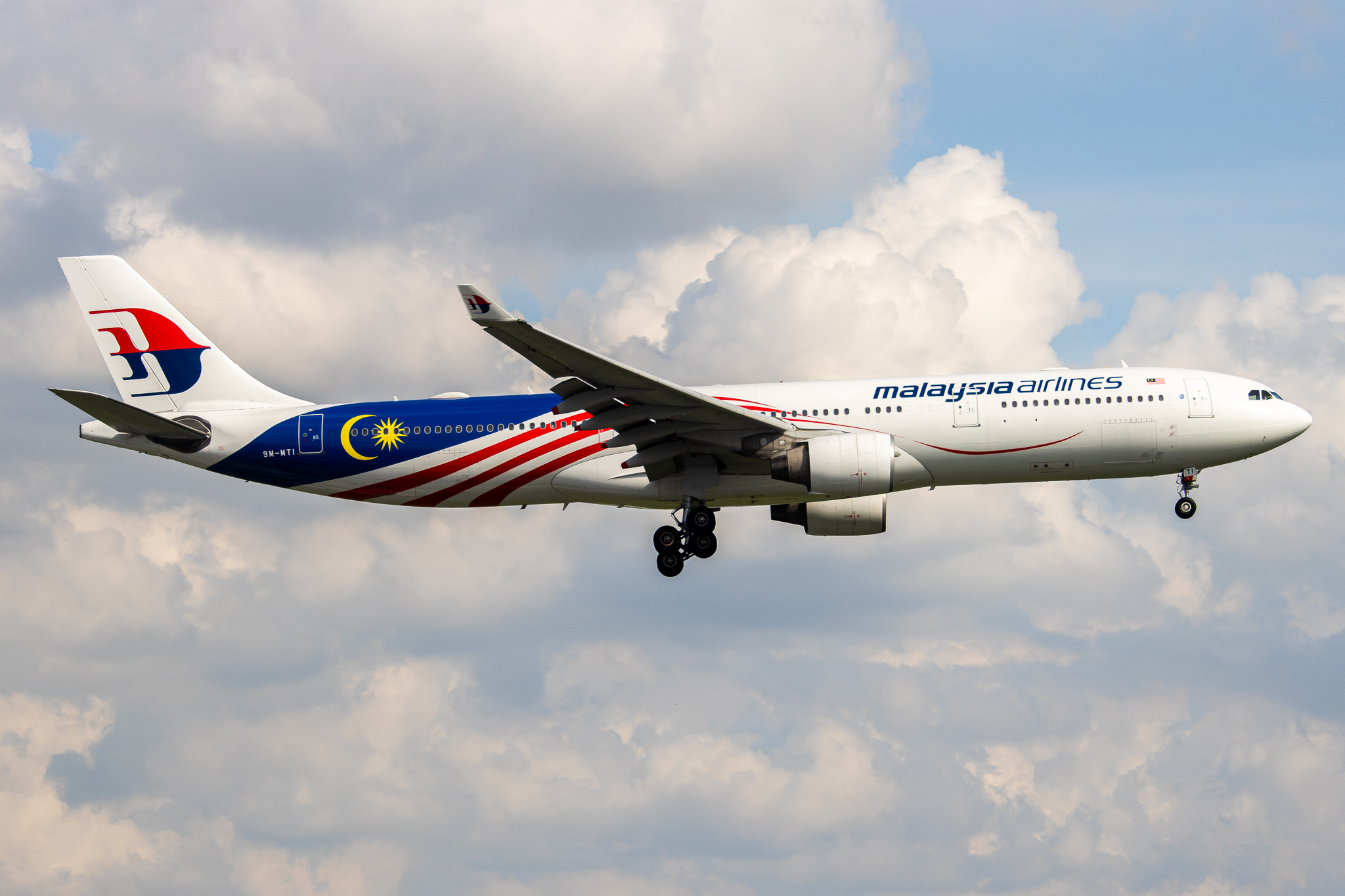 Full size: Malaysia Airlines Airbus A330-300 9M-MTI at Tan Son Nhat International Airport
