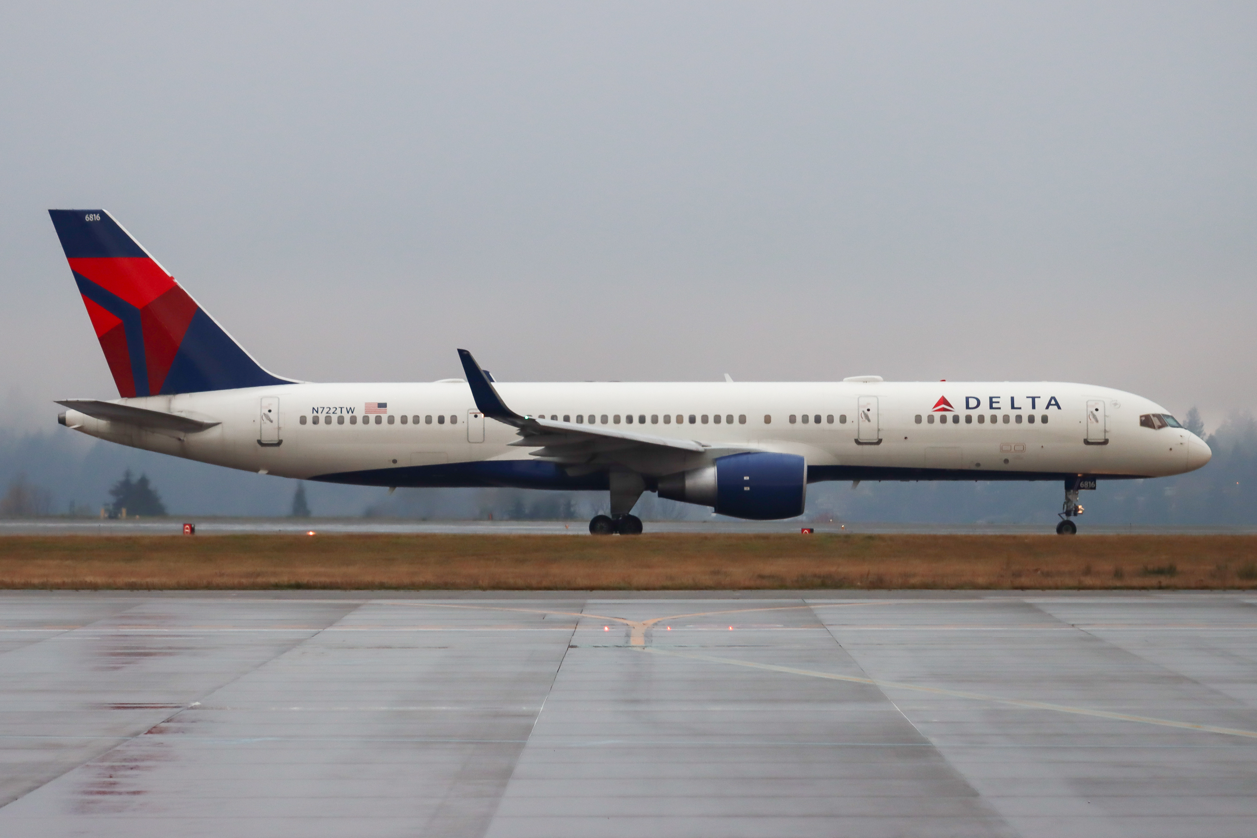 Full size: Delta Airlines Boeing 757-200 N722TW at Seattle-Tacoma International Airport