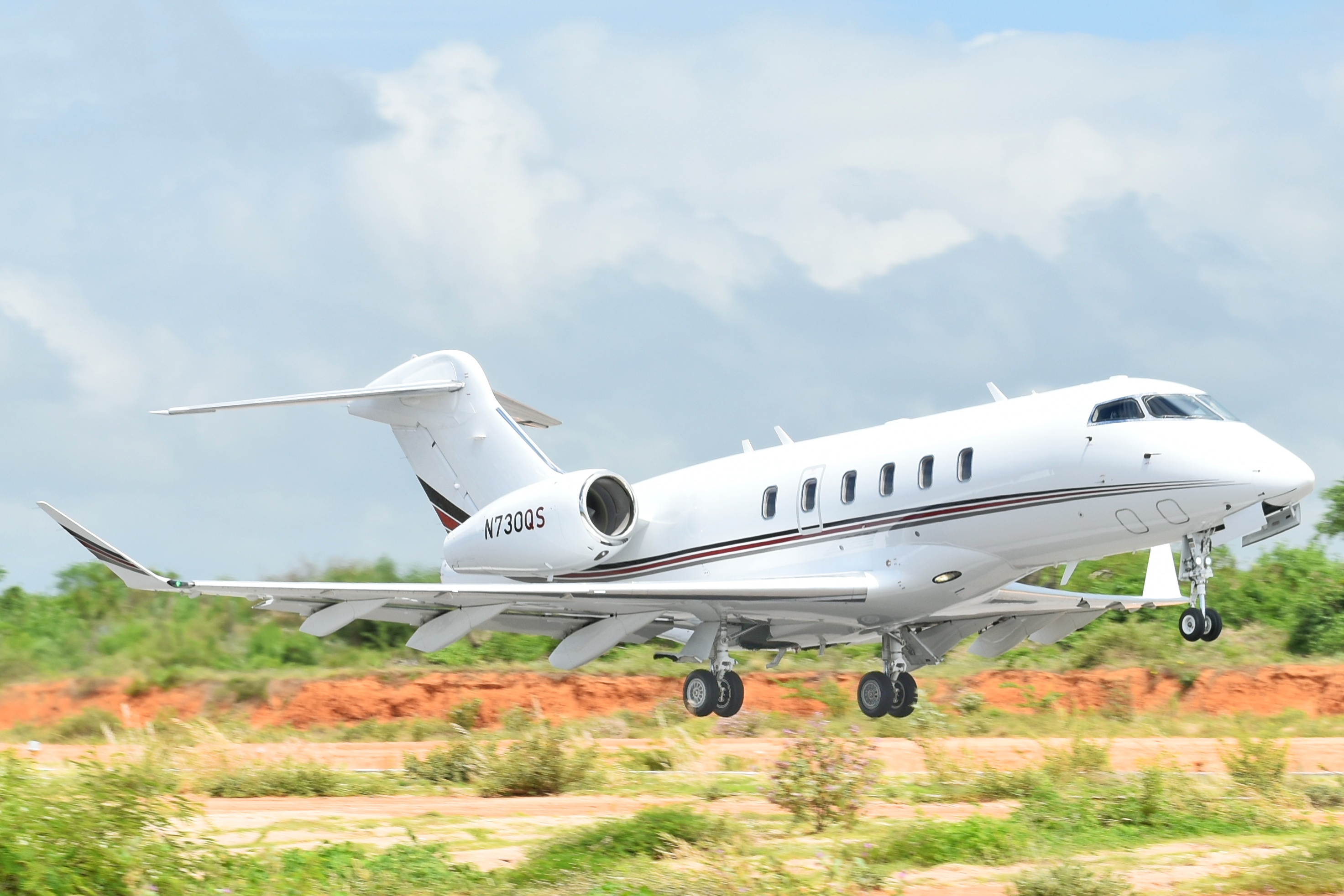 Full size: PRIVATE Bombardier Challenger 300 N730QS at Aeropuerto de Cabo San Lucas Internacional