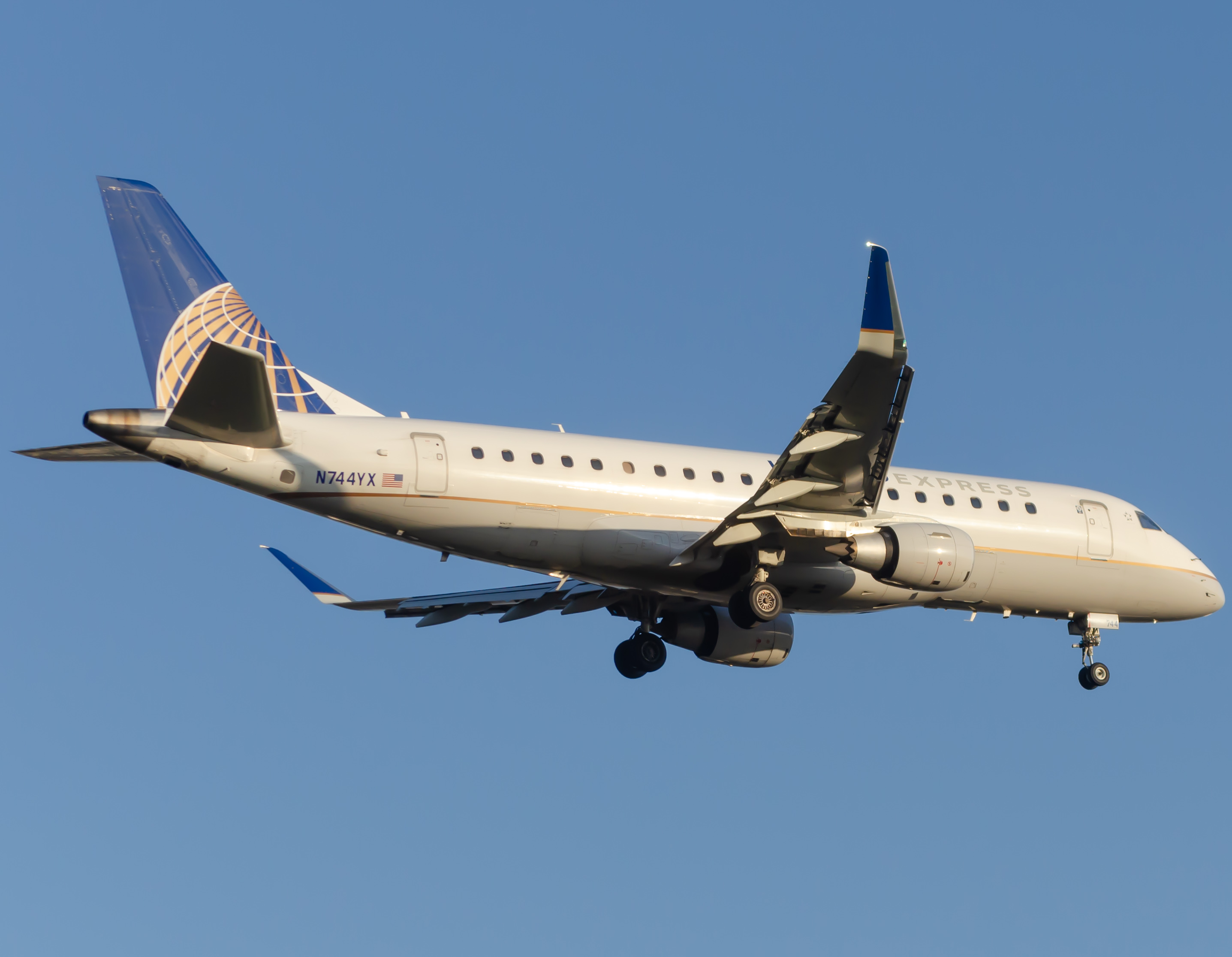 Full size: United Express Embraer E170 N744YX at Newark Liberty International Airport