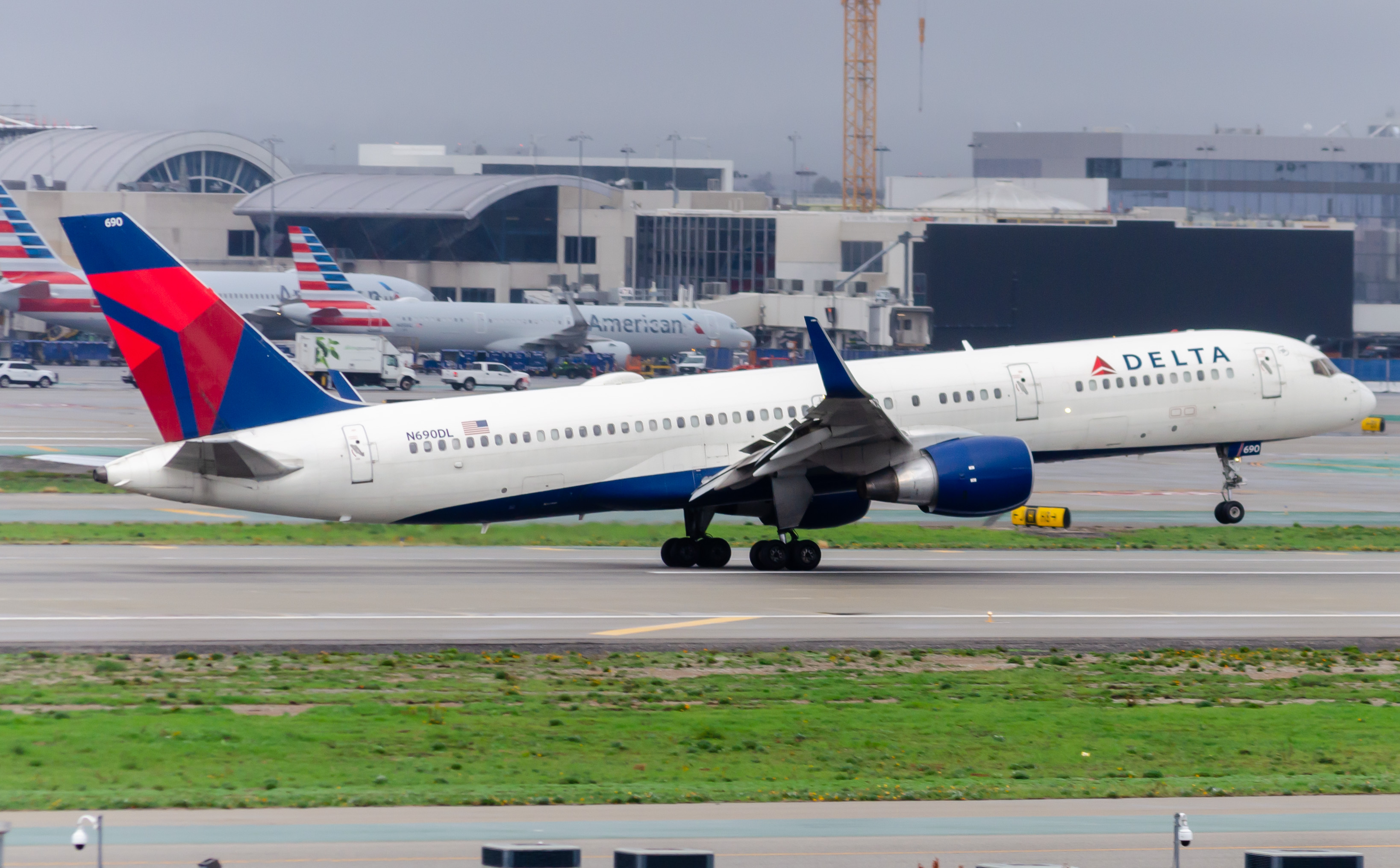 Full size: Delta Airlines Boeing 757-200 N690DL at Los Angeles International Airport