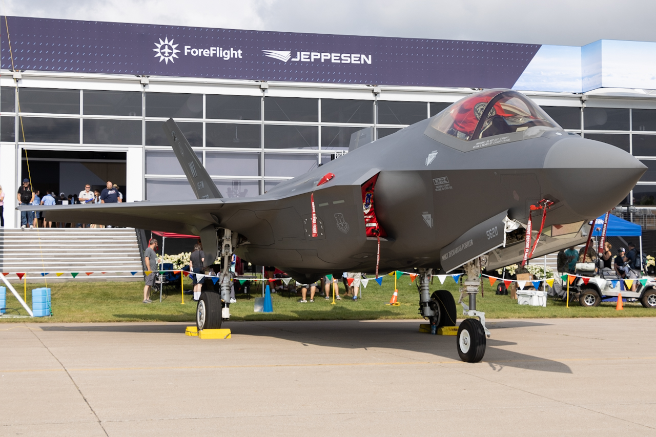 Full size: USAF - United States Air Force Lockheed Martin F-35 Lightning 20-5620 at Wittman Regional Airport