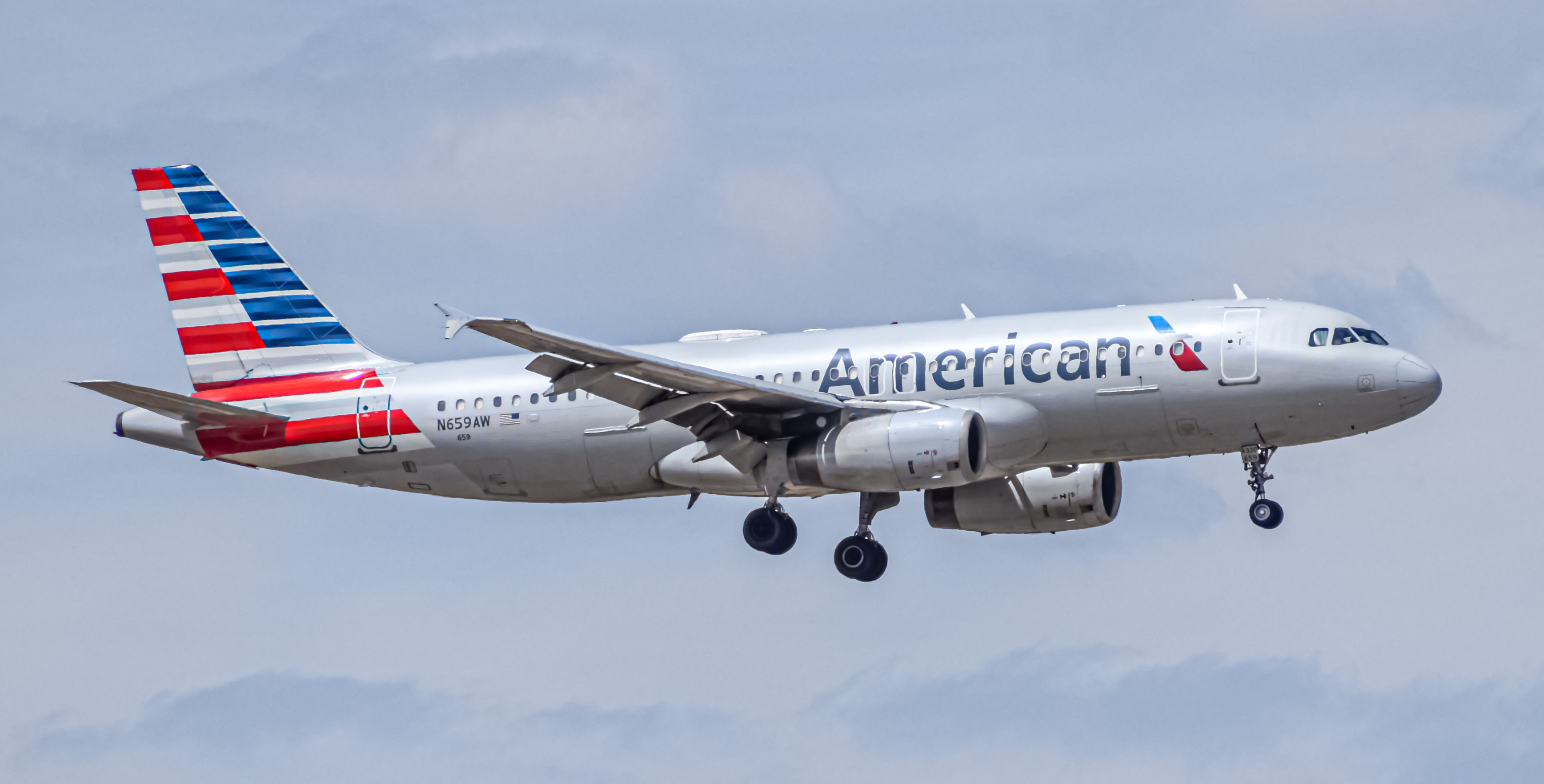 Full size: American Airlines Airbus A320 N659AW at Denver International Airport
