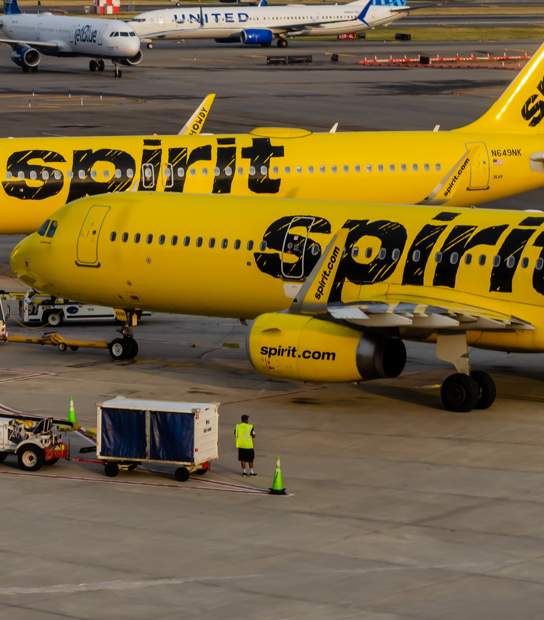 Full size: Spirit Airlines Airbus A321-200 N665NK at Newark Liberty International Airport