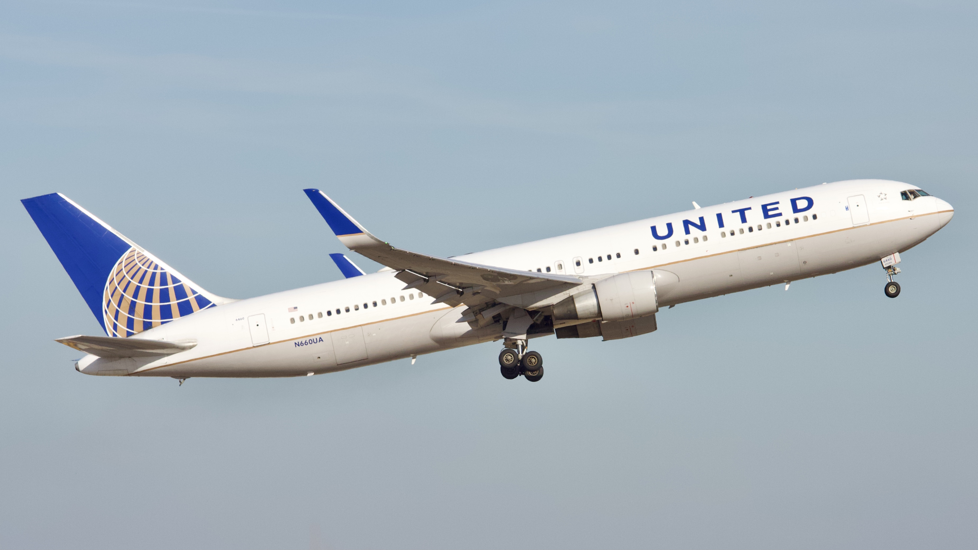 Full size: United Airlines Boeing 767-300ER N660UA at Houston-George Bush Intercontinental Airport