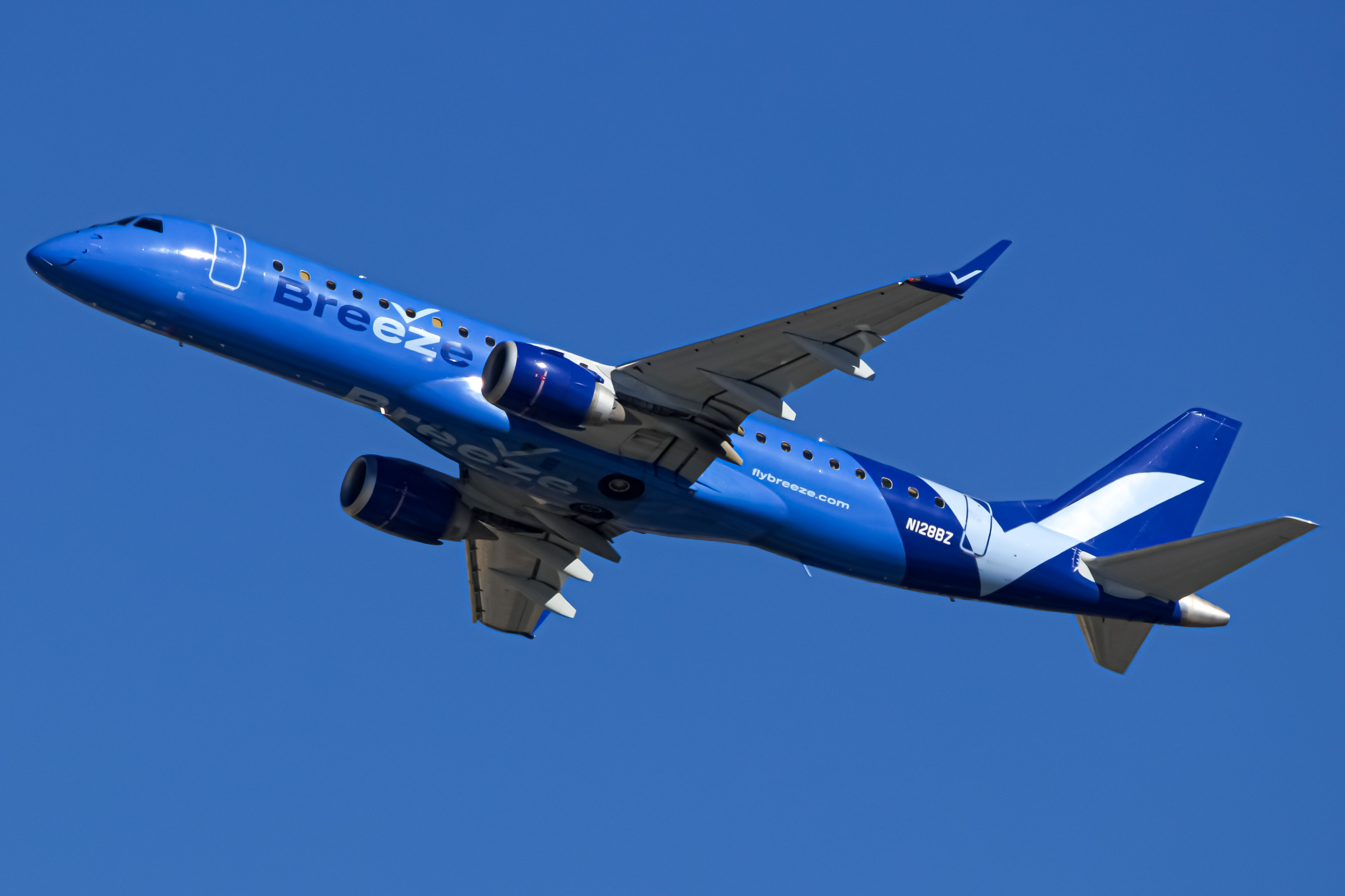 Full size: Breeze Airways Embraer E190 N128BZ at San Diego International Airport