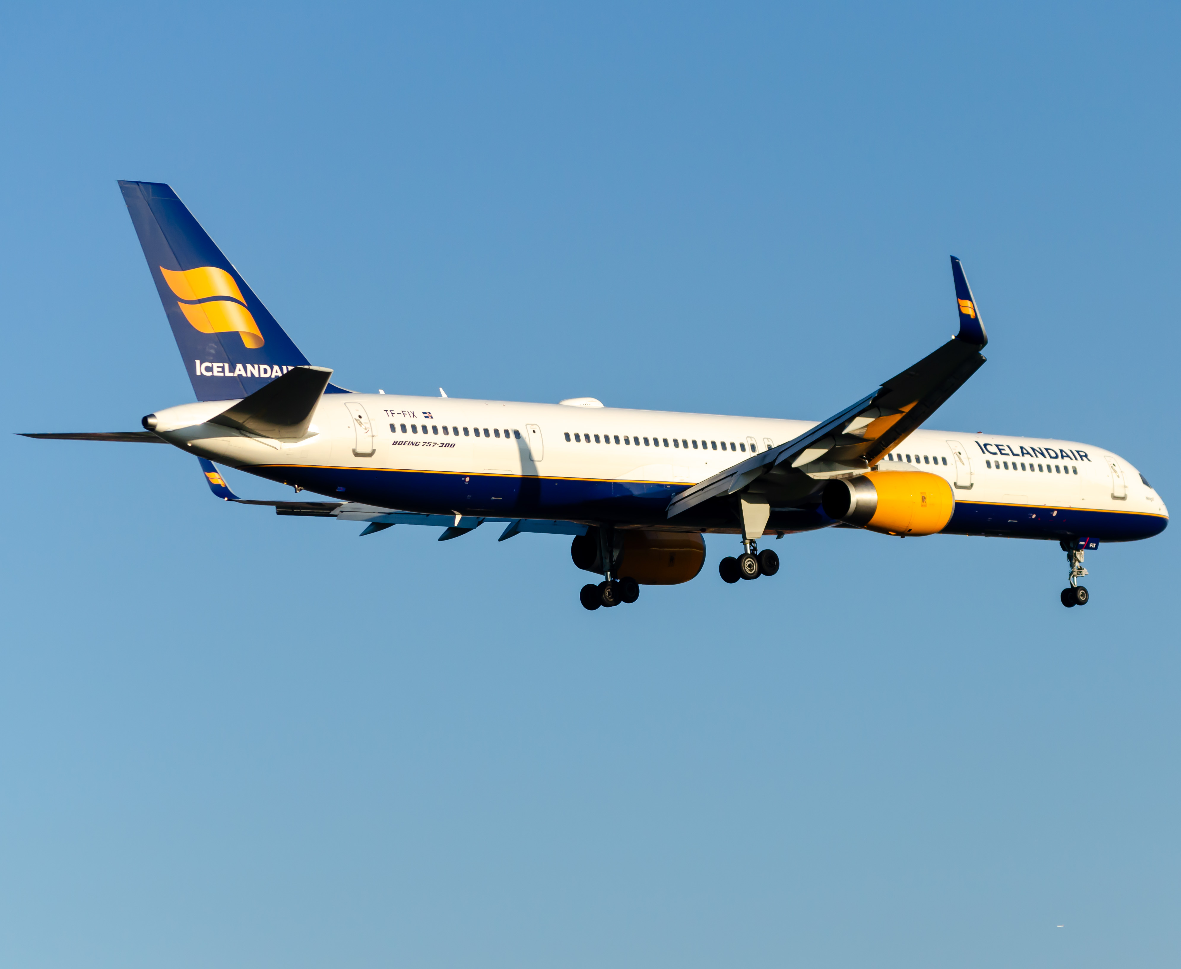 Full size: Icelandair Boeing 757-300 TF-FIX  at Newark Liberty International Airport