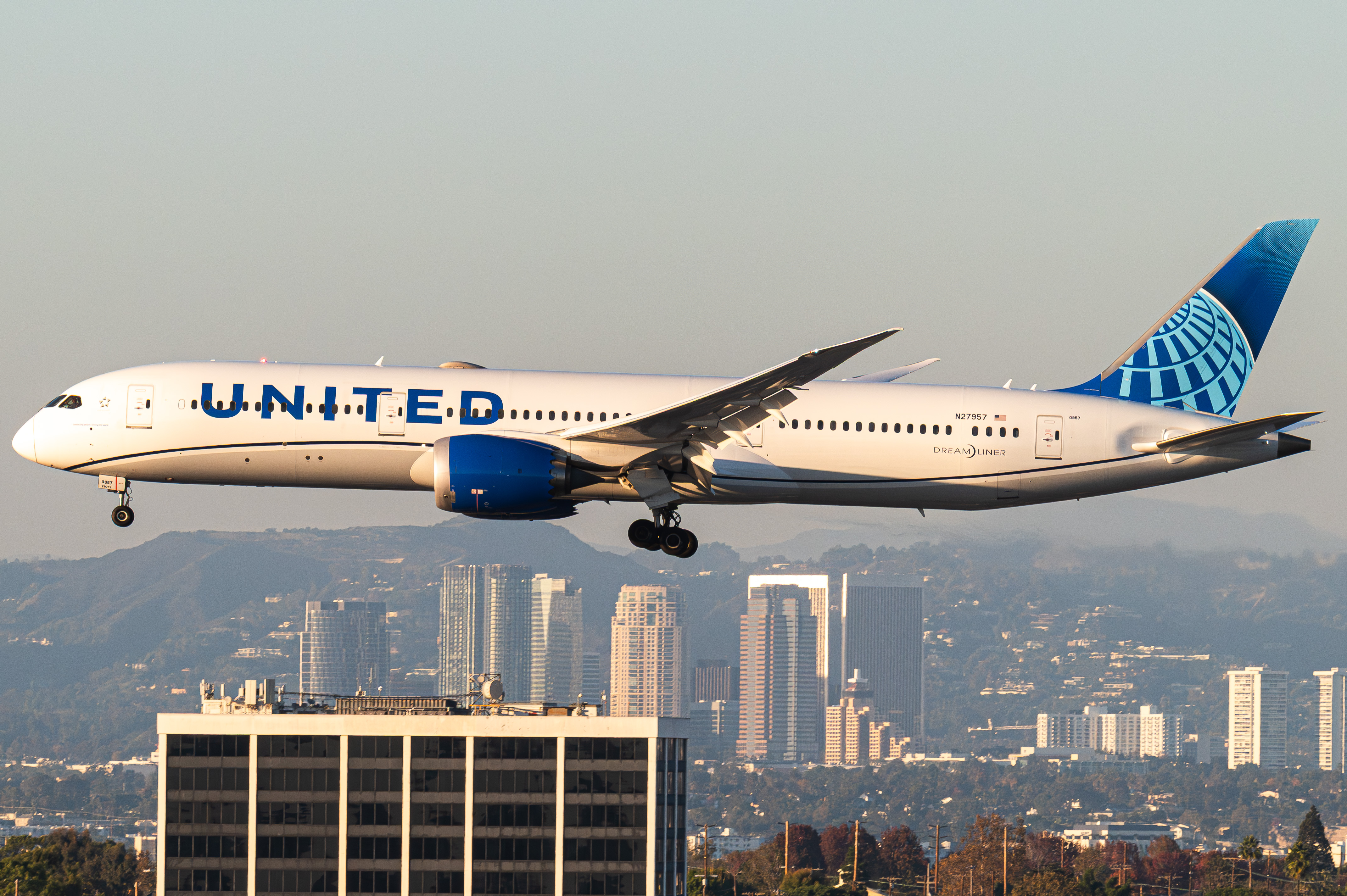 Full size: United Airlines Boeing 787-9 N27957 at Los Angeles International Airport