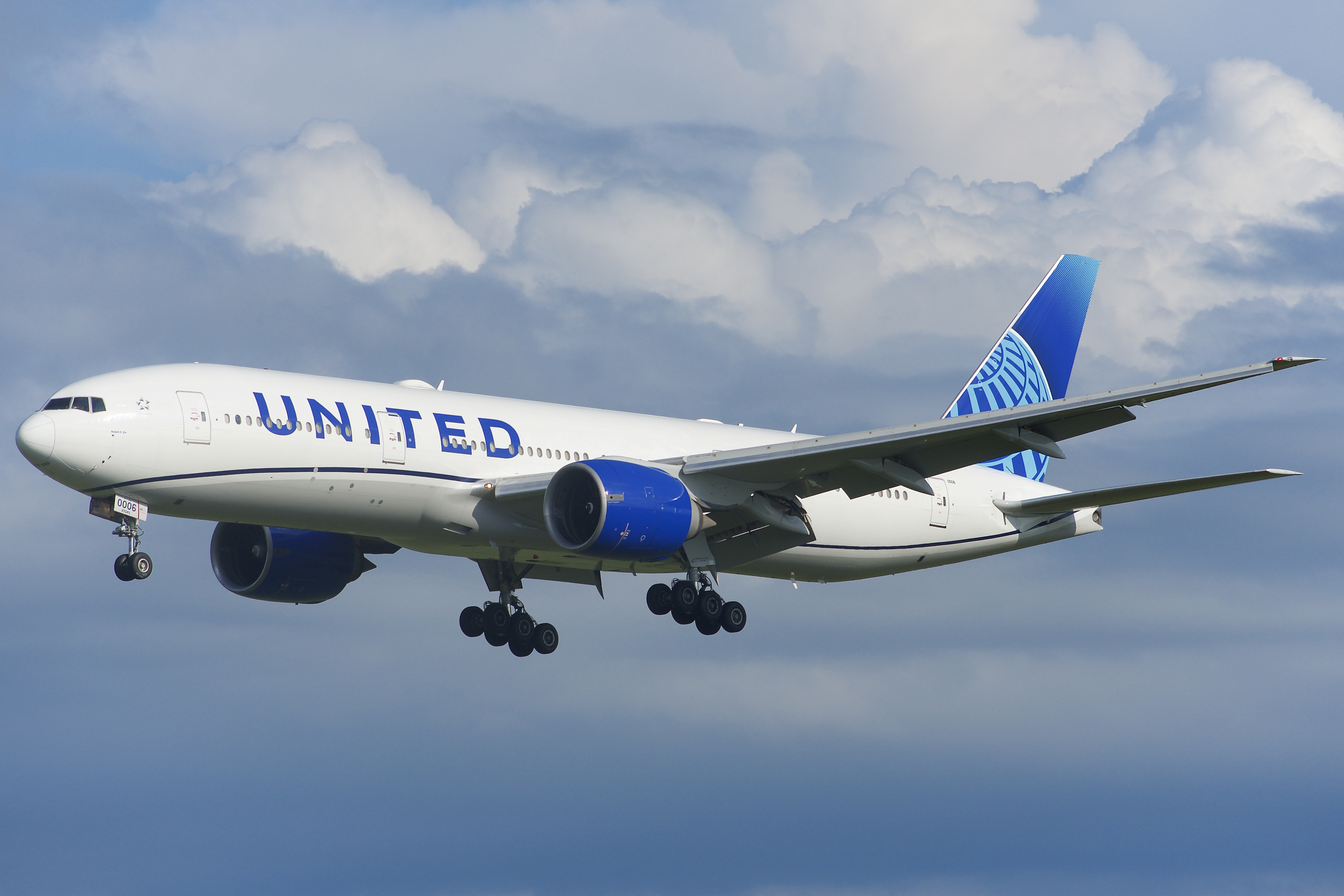Full size: United Airlines Boeing 777-200ER N77006 at Green Bay-Austin Straubel International Airport