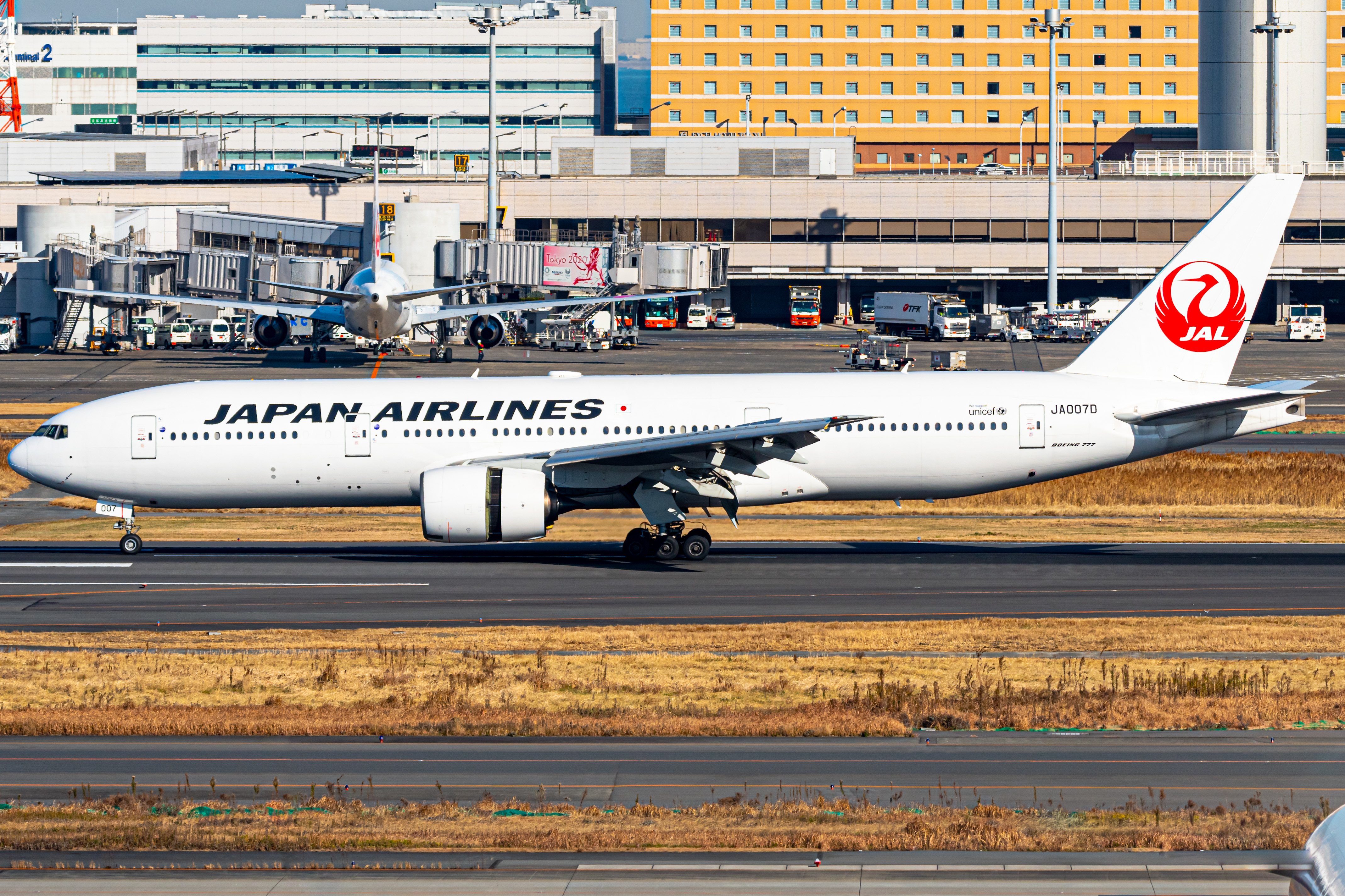 Full size: Japan Airlines Boeing 777-200 JA007D at Tokyo-Haneda Airport