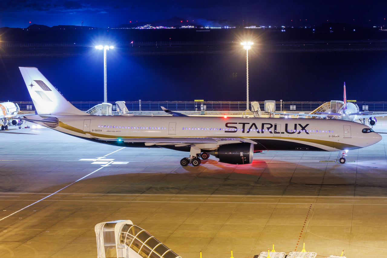 Full size: Starlux Airlines Airbus A330-900 B-58304 at Macau International Airport