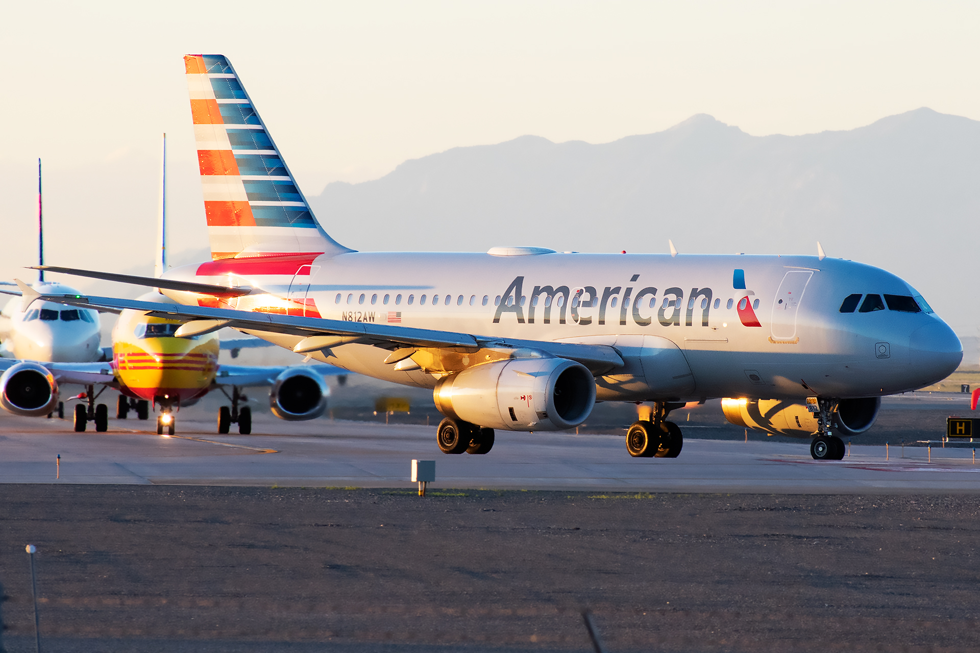 Full size: American Airlines Airbus A319 N812AW at Salt Lake City International Airport