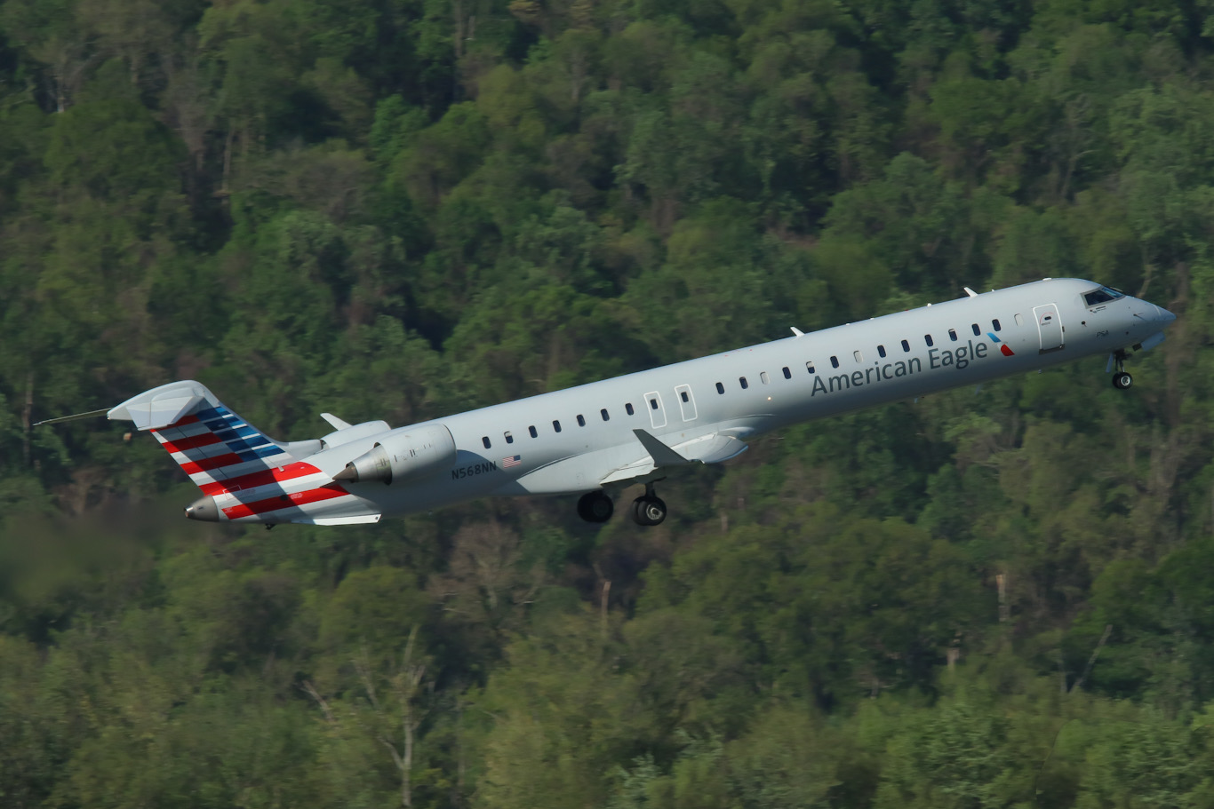 Full size: American Eagle Mitsubishi CRJ-900 N568NN at Harrisburg International Airport