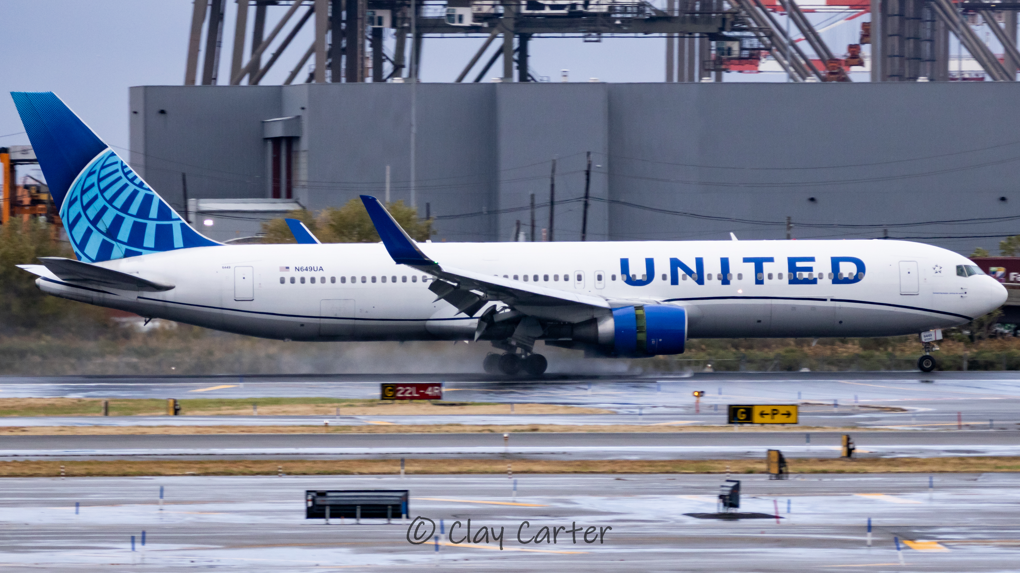 Full size: United Airlines Boeing 767-300ER N649UA at Newark Liberty International Airport