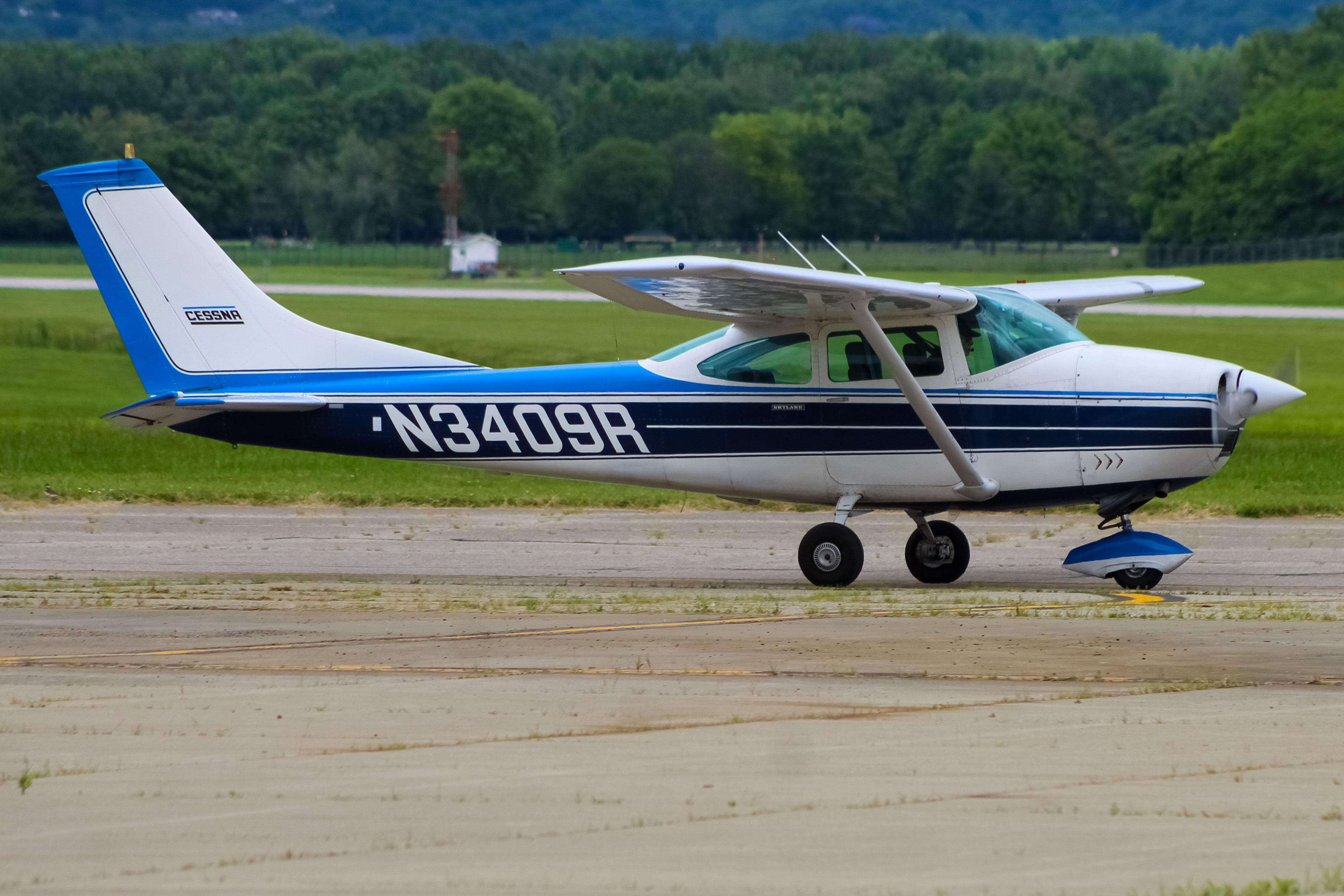Full size: PRIVATE Cessna 182 Skylane N3409R at Cincinnati Municipal Airport/Lunken Field
